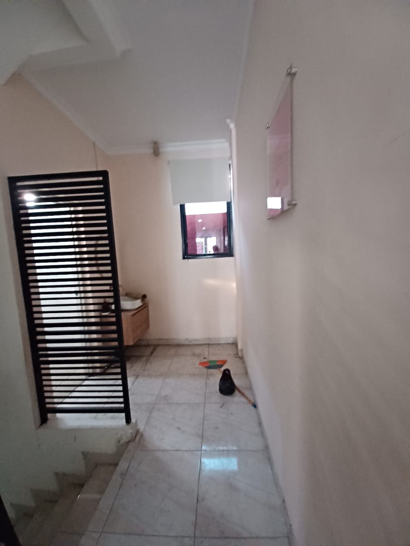 Di sewakan Ruko Modern 3 lantai lokasi di Jl Tebet Raya Tebet Timur Jakarta Selatan