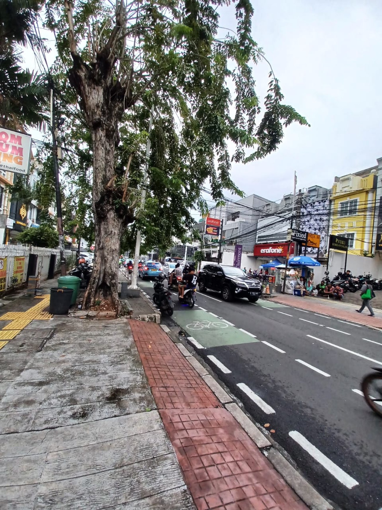 Di sewakan Ruko Modern 3 lantai lokasi di Jl Tebet Raya Tebet Timur Jakarta Selatan