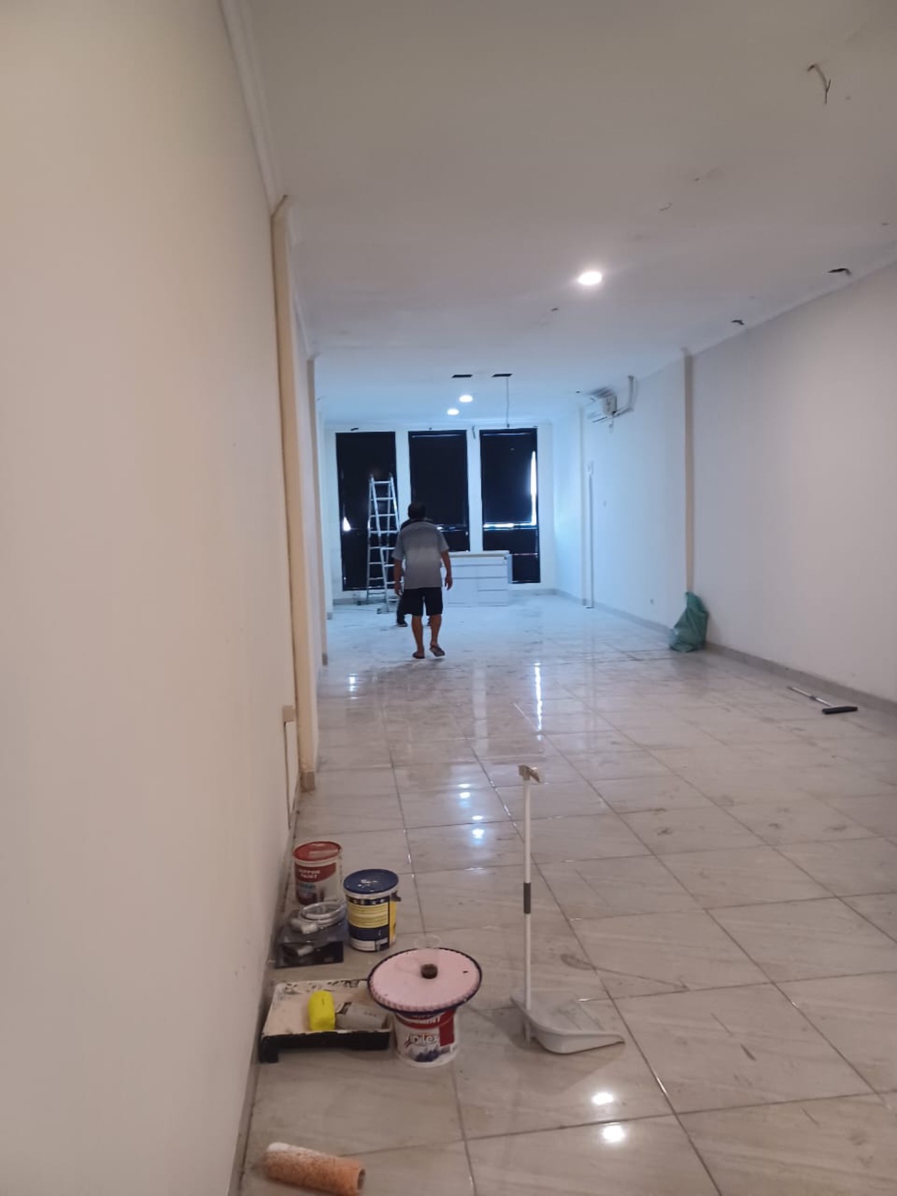 Di sewakan Ruko Modern 3 lantai lokasi di Jl Tebet Raya Tebet Timur Jakarta Selatan