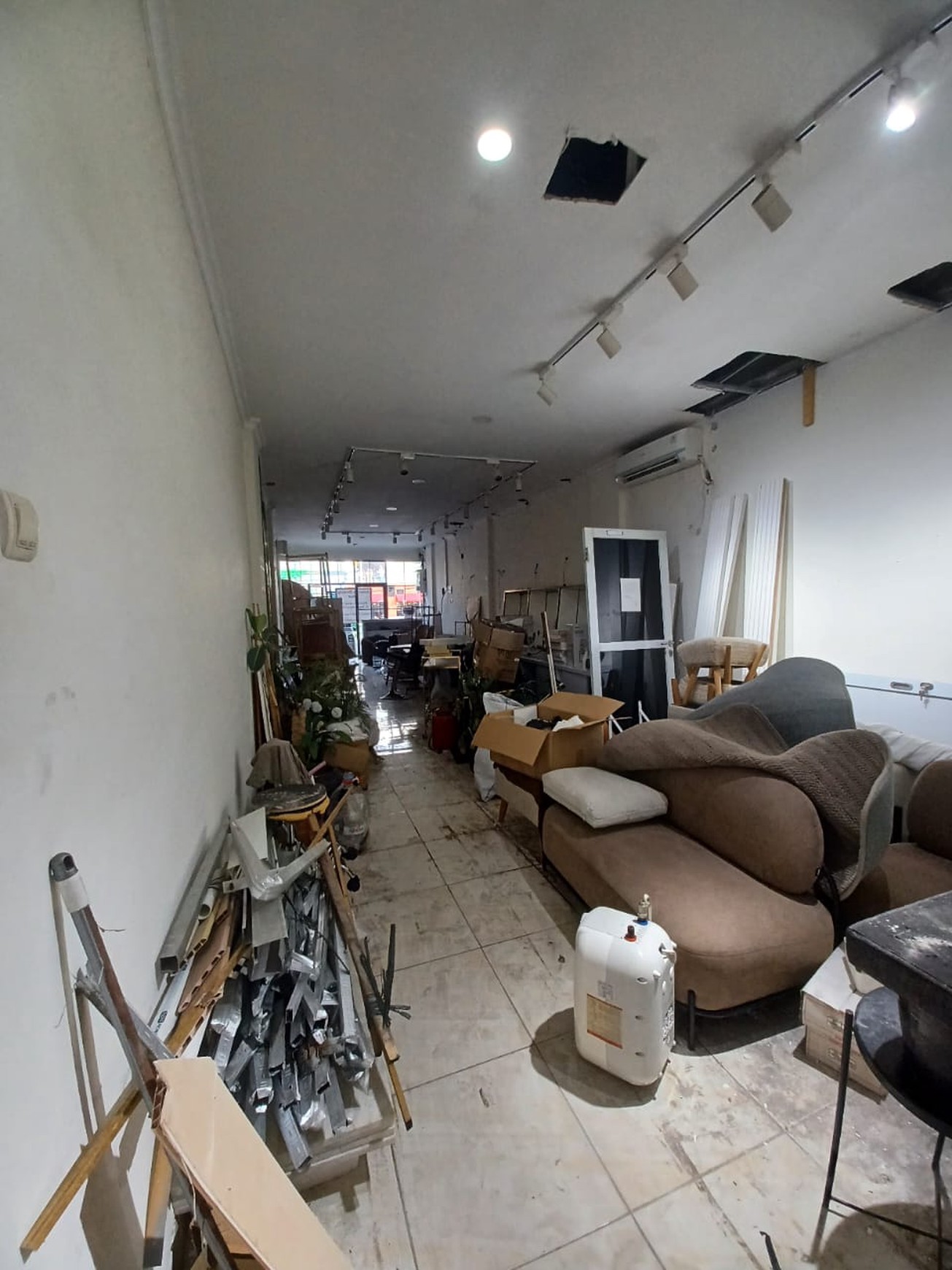 Di sewakan Ruko Modern 3 lantai lokasi di Jl Tebet Raya Tebet Timur Jakarta Selatan