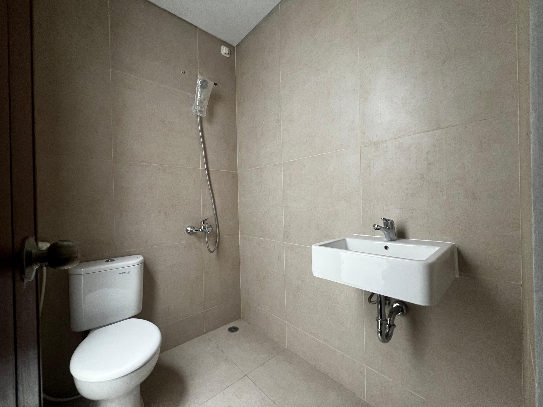 DiSewakan Rumah Modern Minimalis Cluster Bali Resort Tangerang Sepatan