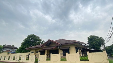 Rumah 1 Lantai Posisi Hook di Cinere - Luas Tanah 857 m2 Lokasi Strategis