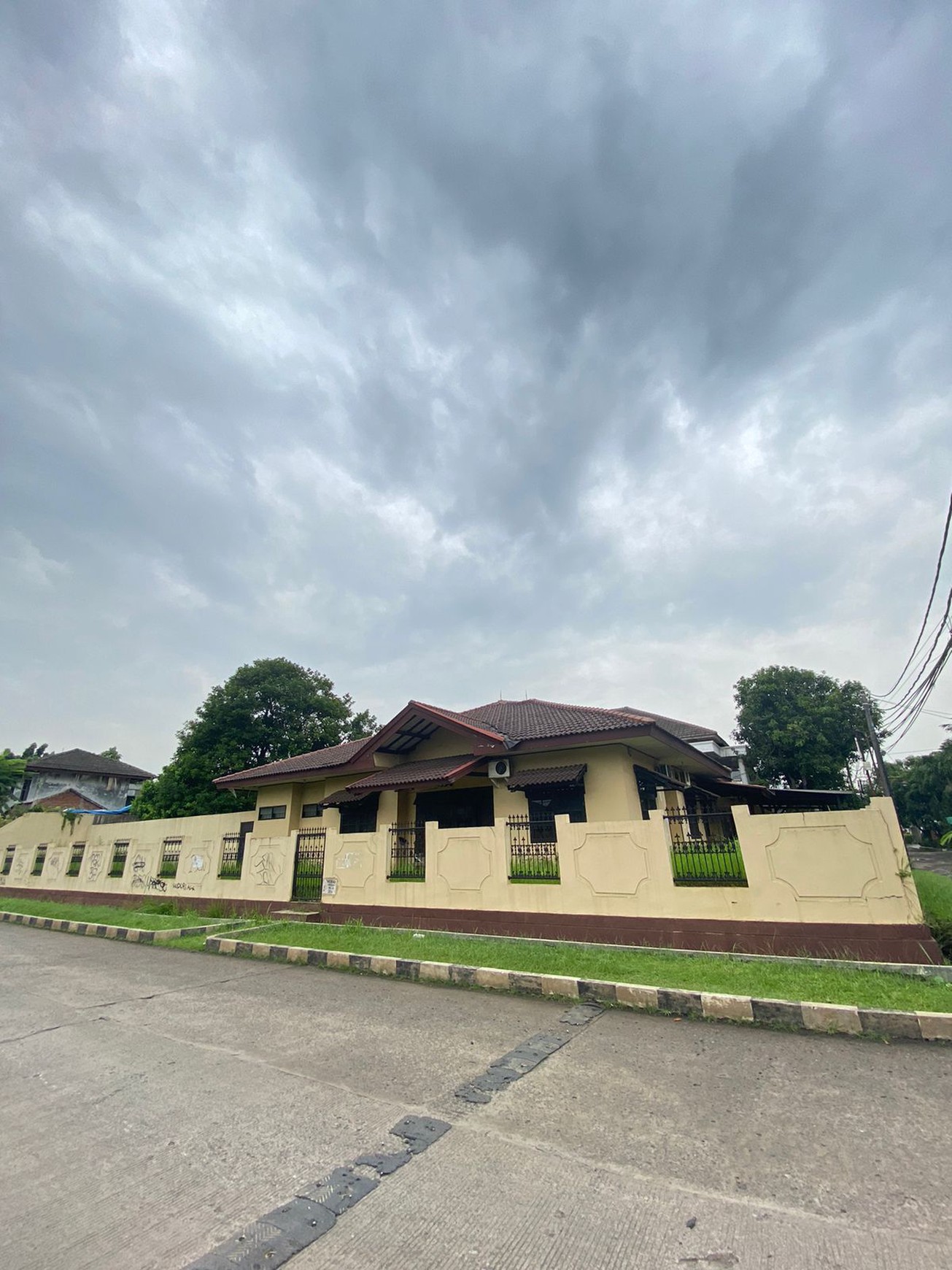 Rumah 1 Lantai Posisi Hook di Cinere - Luas Tanah 857 m2 Lokasi Strategis