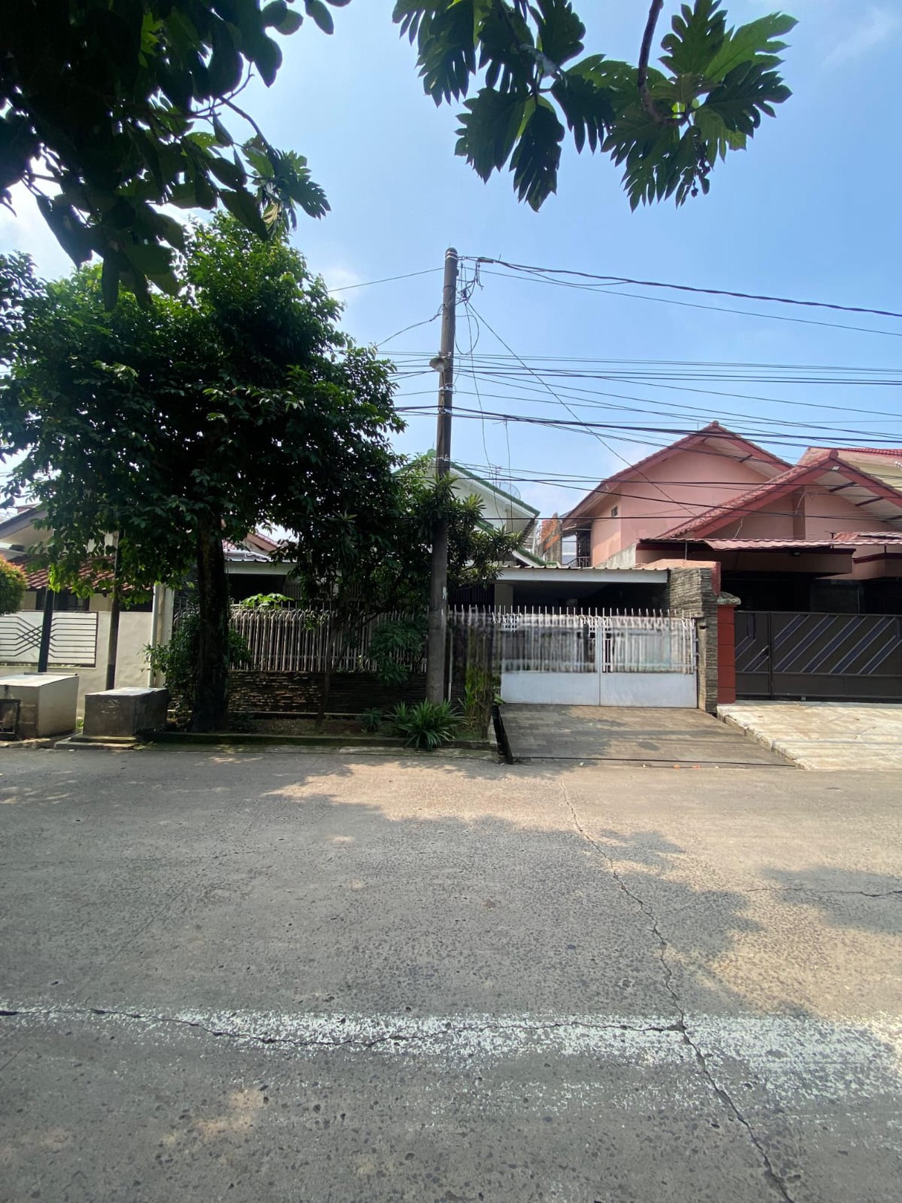 Rumah Terawat di Cinere - Row Jalan Lebar Lokasi Strategis