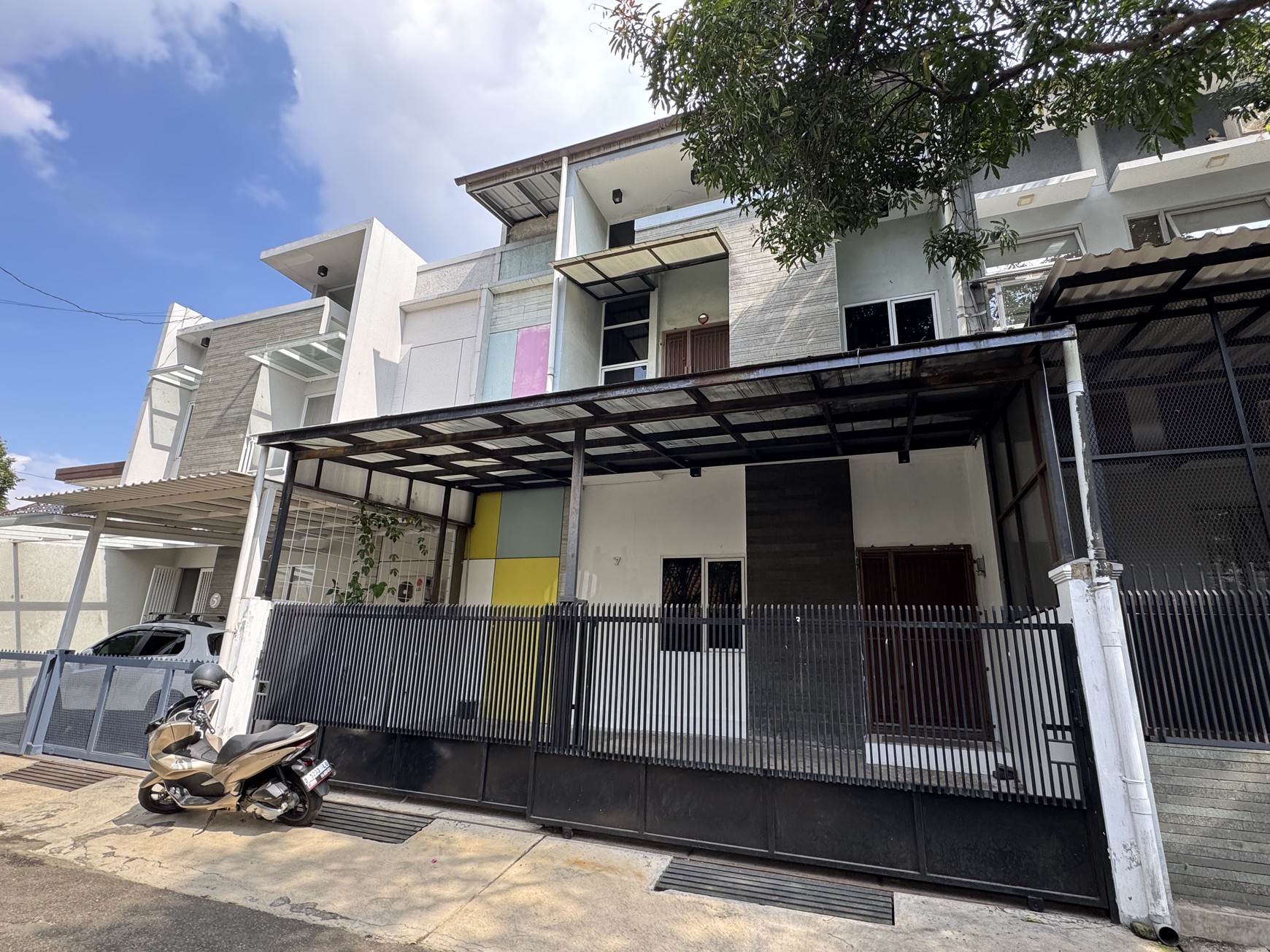 Dijual Rumah Bagus 2 Lantai di Sayap Riau, Bandung Kota
