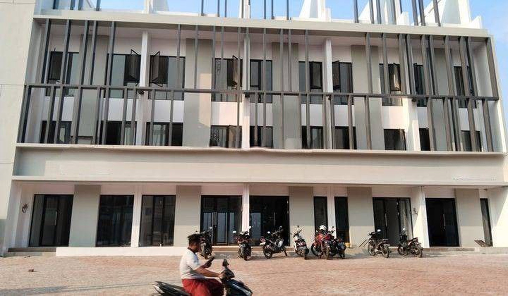 Dijual Ruko 3 Lantai Dian Istana Wiyung Praja Indah, Surabaya