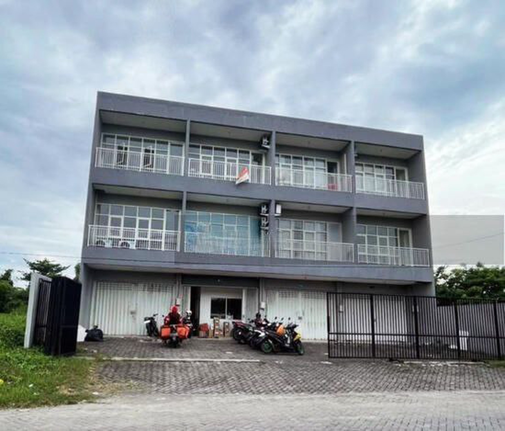 Dijual Ruko 3 Lantai Dian Istana Wiyung Praja Indah, Surabaya