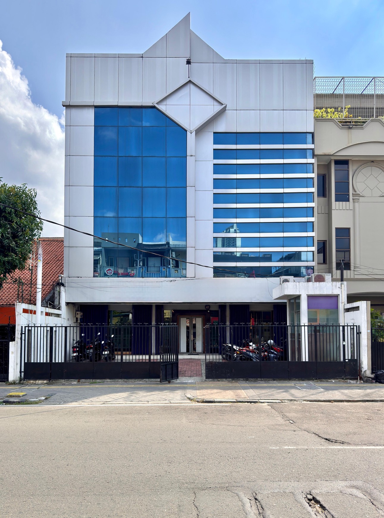 Dijual Ruko gandeng 3 di Tanjung Duren, Jakarta Barat