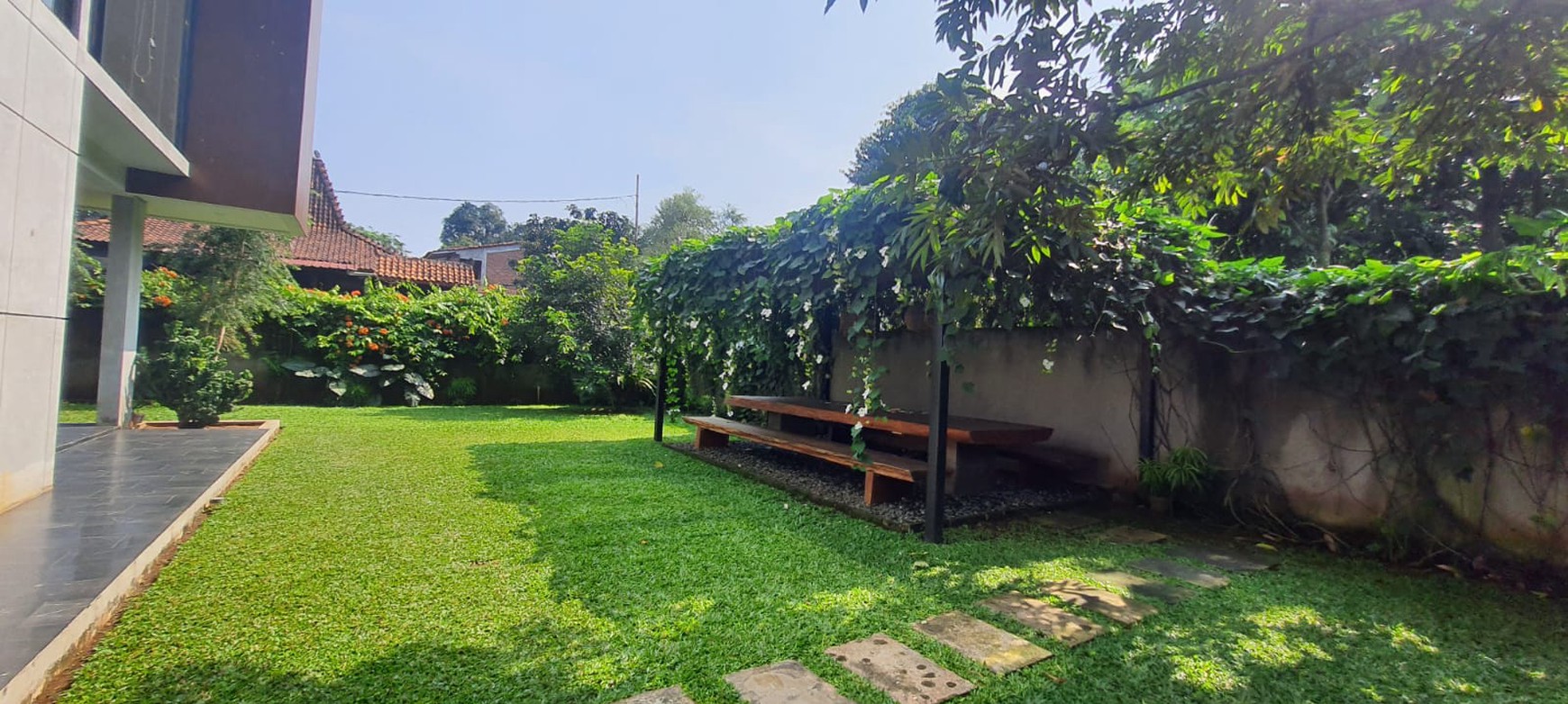 TURUN HARGA Rumah Cantik Kokoh 2 Lantai di Cibubur 