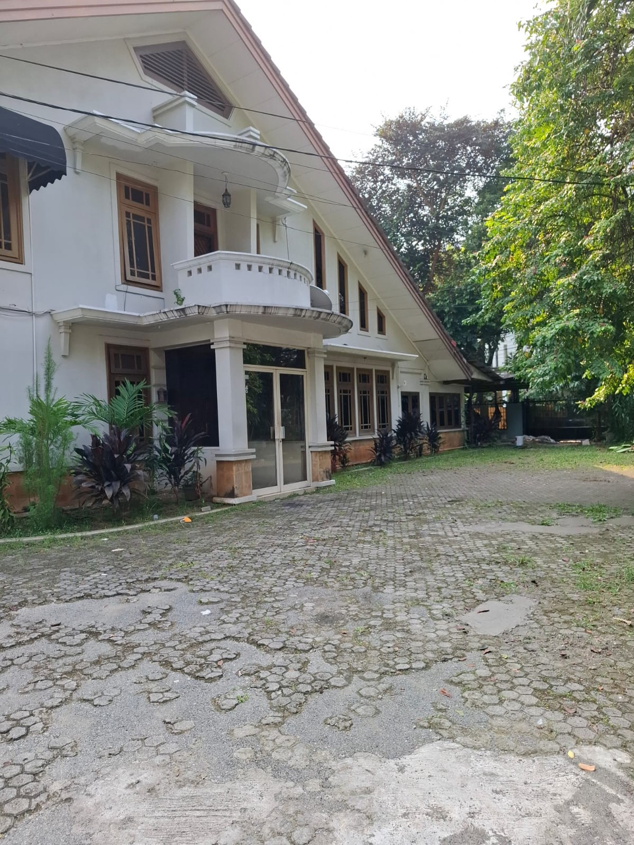 Disewa rumah siap huni untuk kantor lokasi di Jl panglima polim  Kebayoran baru Jakarta Selatan