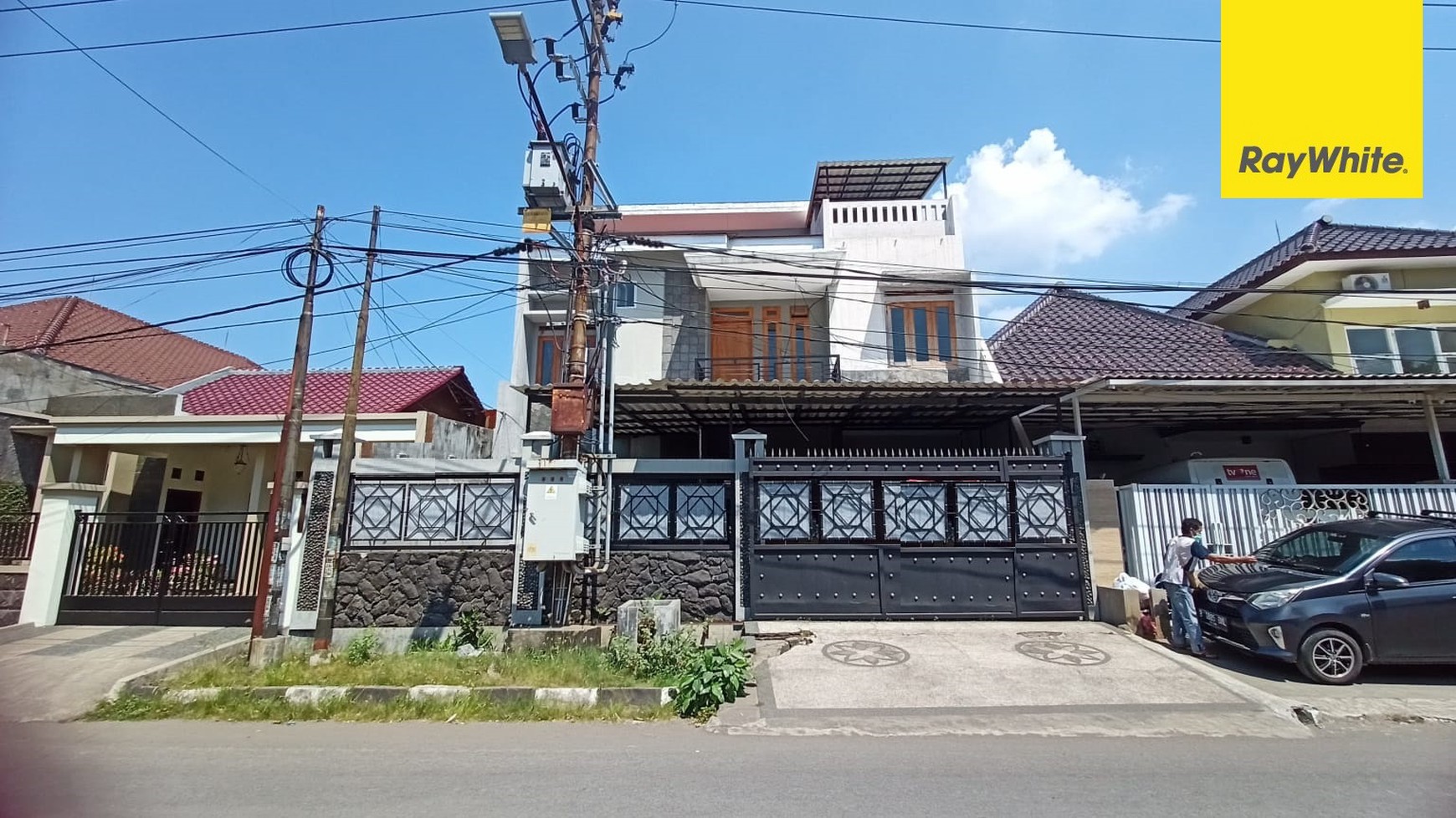Disewakan Rumah 3 lantai di Gayungsari Barat Surabaya
