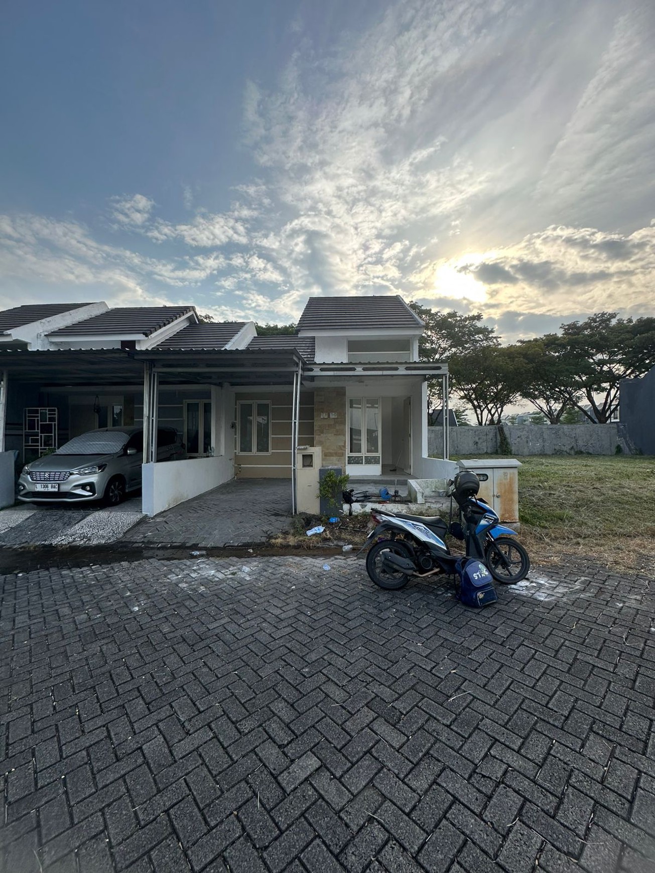 1926 DIJUAL RUGI Rumah Grand Sunrise Menganti Gresik