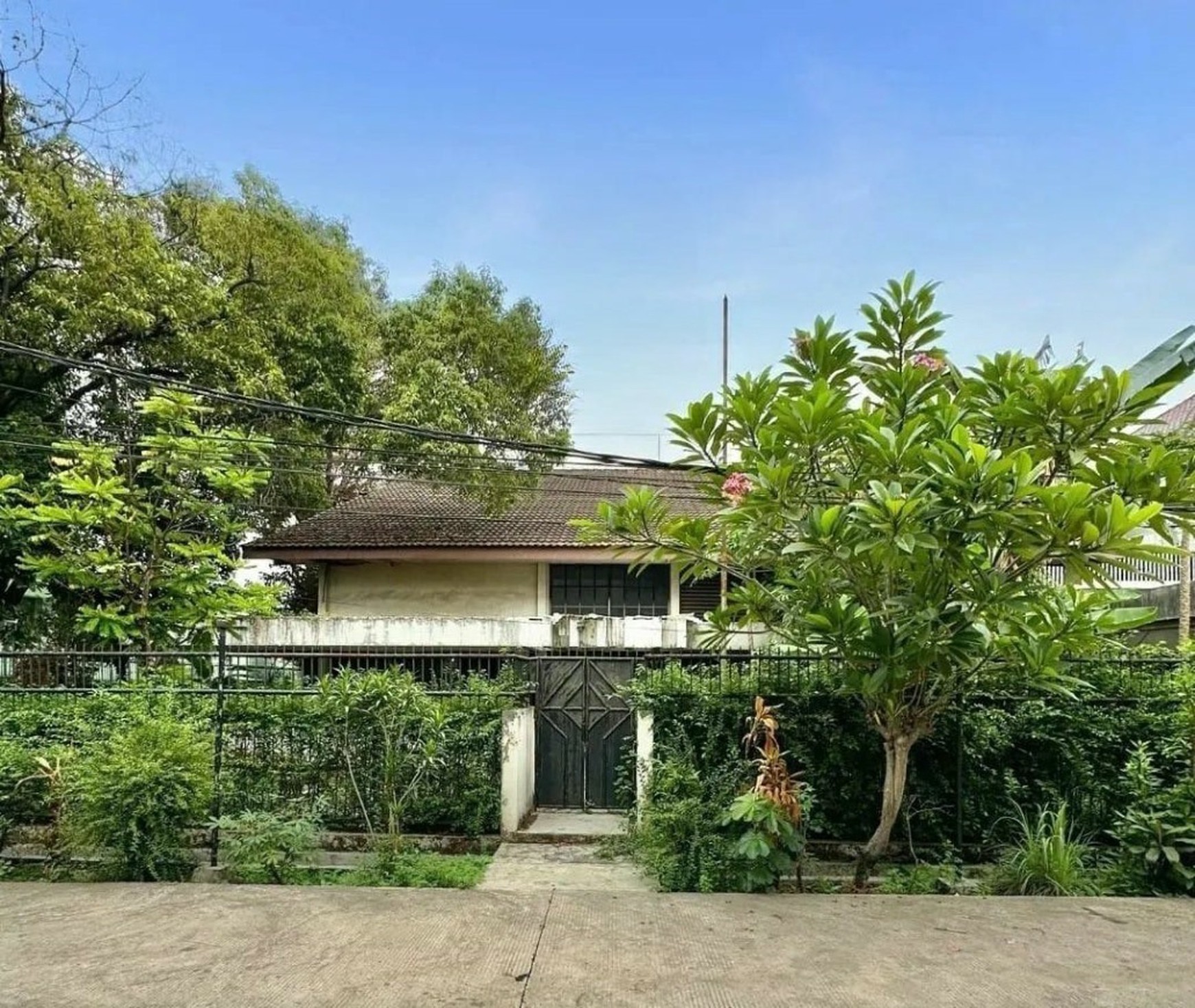 Hitung Tanah. Rumah Lama Turun Harga di Arteri Pondok Indah Jl Tanah Kusir Kebayoran Lama Jakarta Selatan. Tanah Luas.