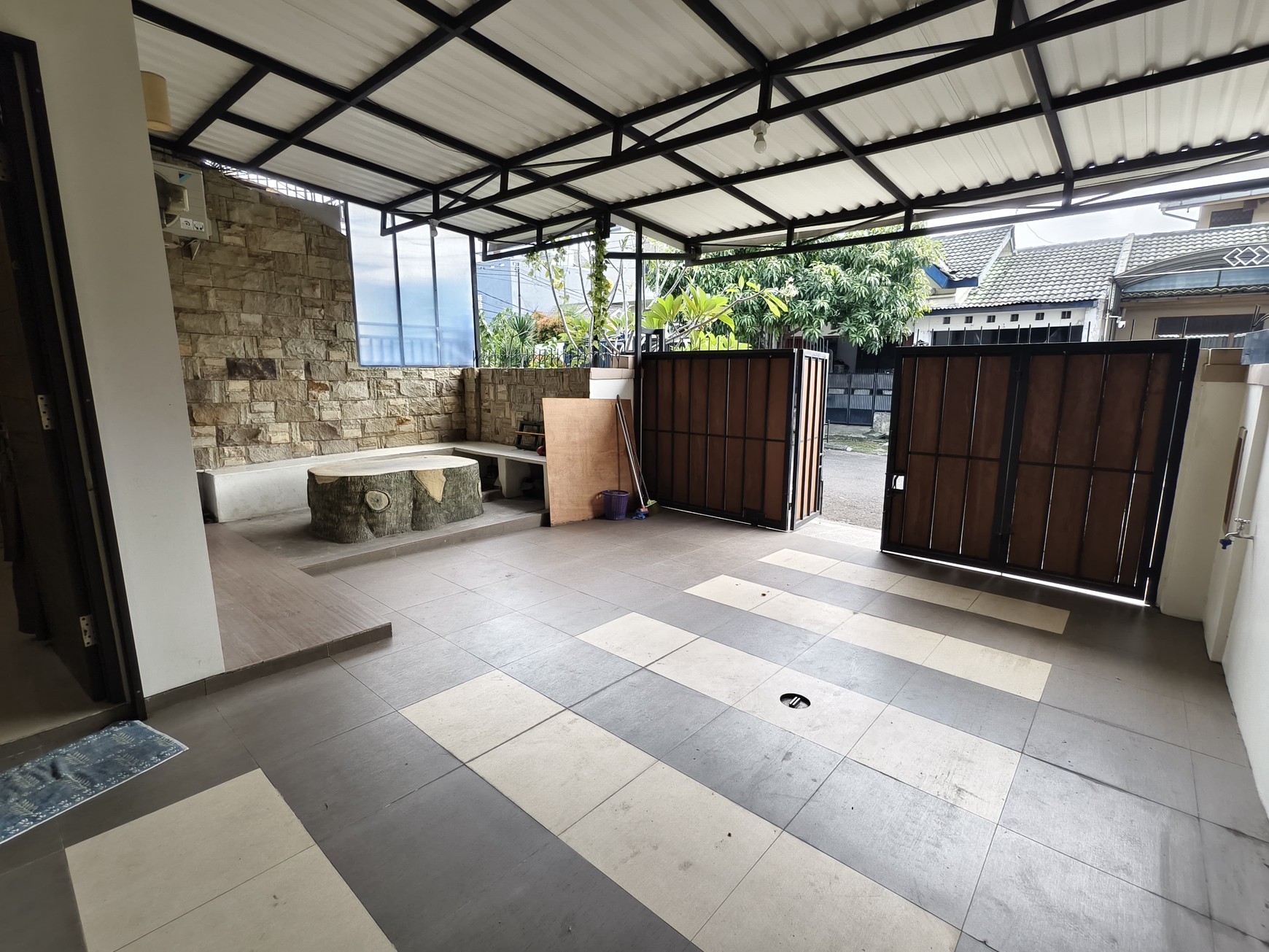 Rumah 2 lantai di Nusa Loka BSD City, Jalan depan Lebar