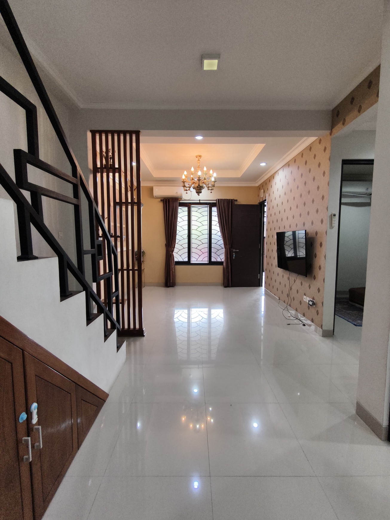 Rumah 2 lantai di Nusa Loka BSD City, Jalan depan Lebar