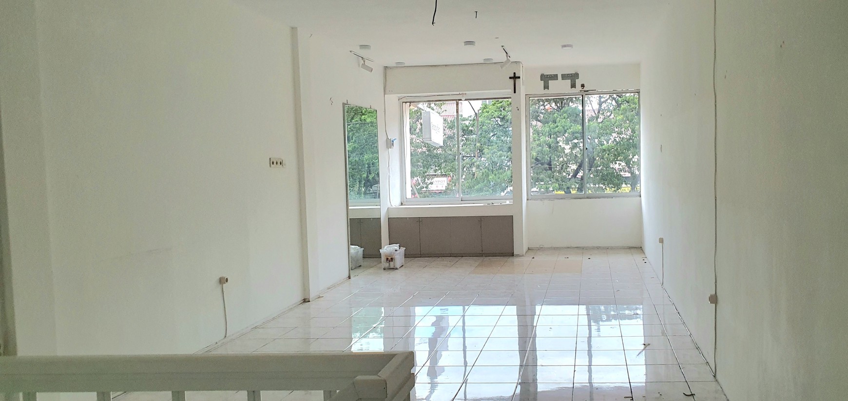 Ruko Sewa hanya lantai 2, lokasi strategis di Kelapa Hibrida Raya, Kelapa Gading Luas 4,5x17m2