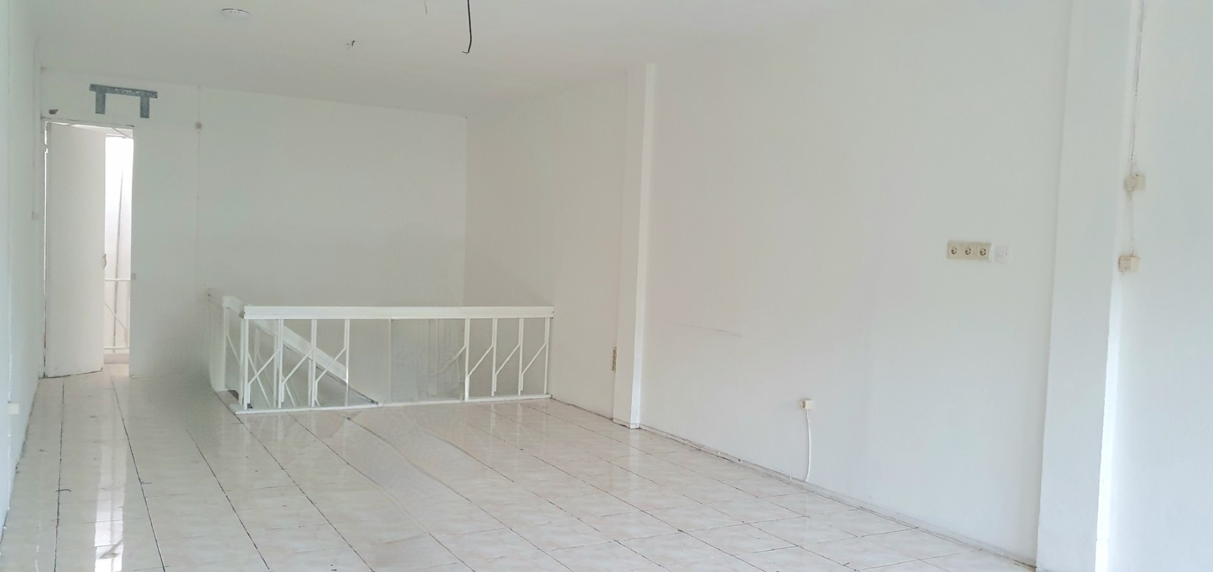 Ruko Sewa hanya lantai 2, lokasi strategis di Kelapa Hibrida Raya, Kelapa Gading Luas 4,5x17m2