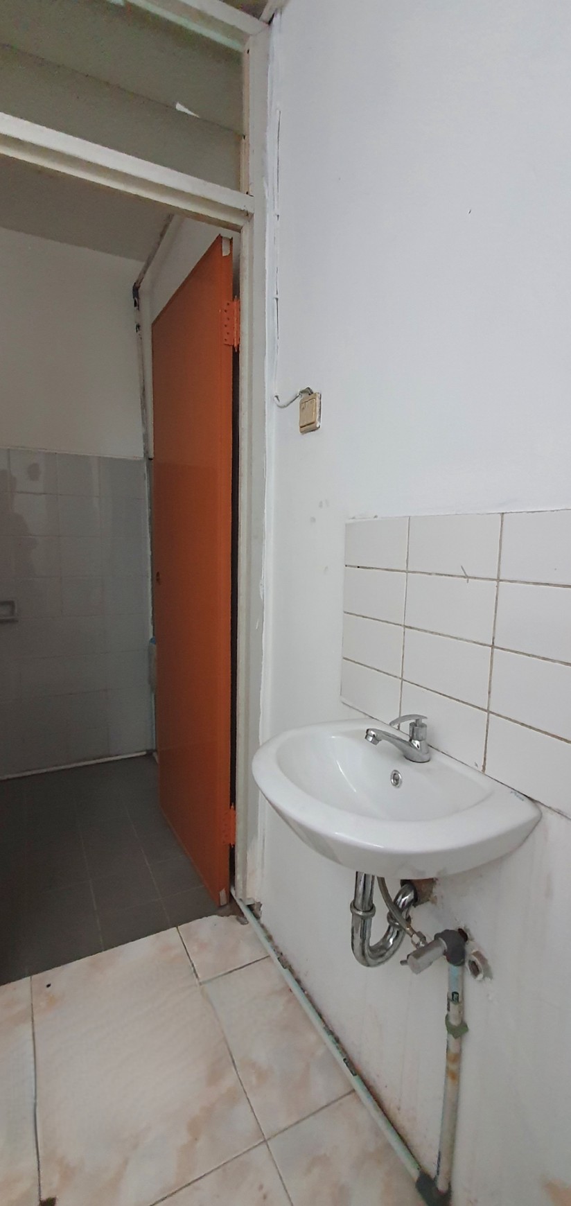 Ruko Sewa hanya lantai 2, lokasi strategis di Kelapa Hibrida Raya, Kelapa Gading Luas 4,5x17m2