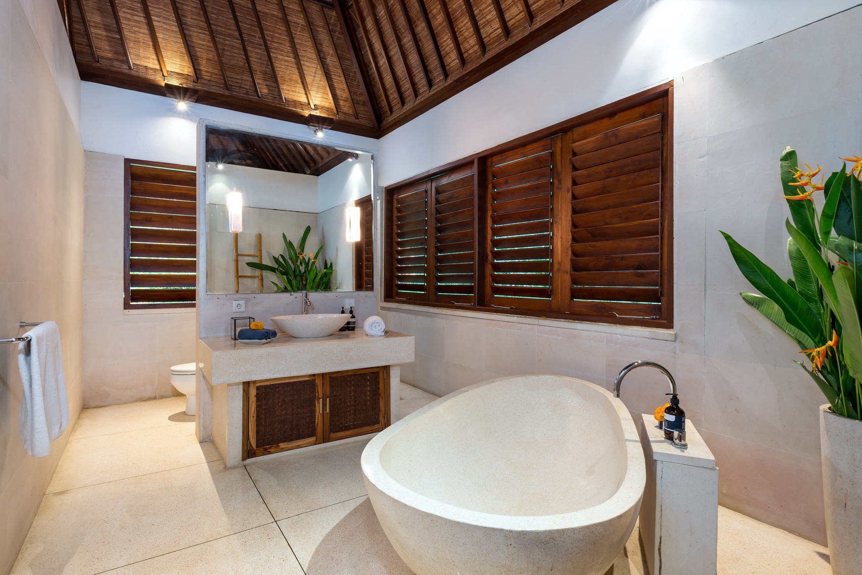 Freehold - Timeless Luxury Villa Estate Overlooking the River in Cepaka, Bali