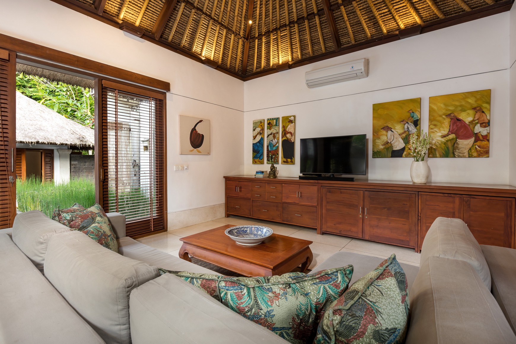 Freehold - Timeless Luxury Villa Estate Overlooking the River in Cepaka, Bali