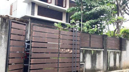 Rumah 2 lantai, bagus siap huni, lokasi strategis di Pasar Minggu