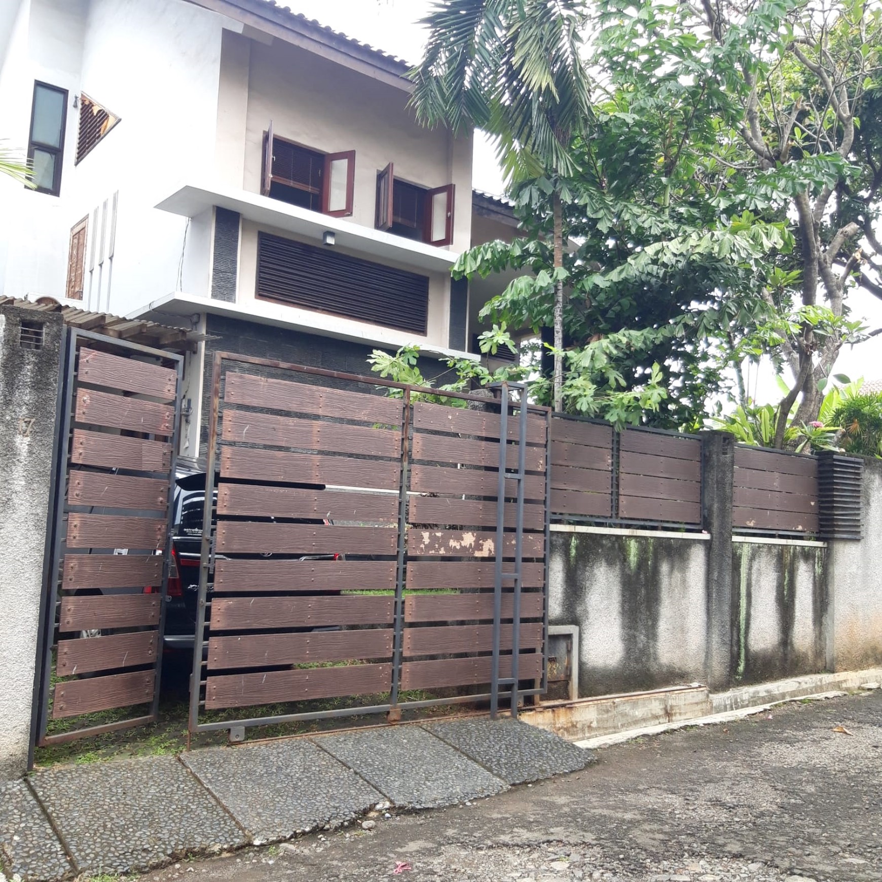 Rumah bagus terawat , 2 lantai , siap huni, lokasi strategis di Kebagusan - Pasar Minggu. Dekat dengan RSUD Pasar minggu , pintu toll ragunan , dalam cluster , jalanan besar cukup 2 mobil , bebas banj