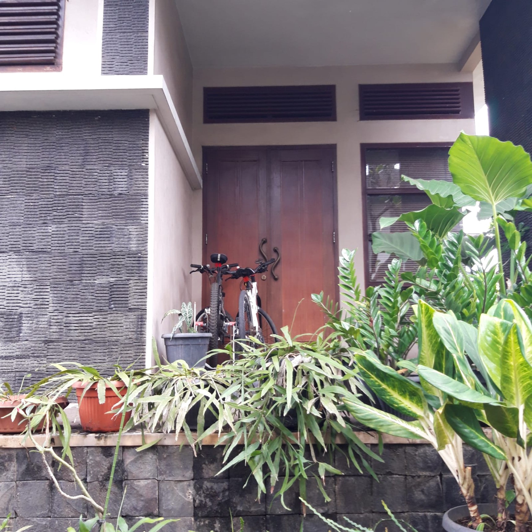 Rumah bagus terawat , 2 lantai , siap huni, lokasi strategis di Kebagusan - Pasar Minggu. Dekat dengan RSUD Pasar minggu , pintu toll ragunan , dalam cluster , jalanan besar cukup 2 mobil , bebas banj