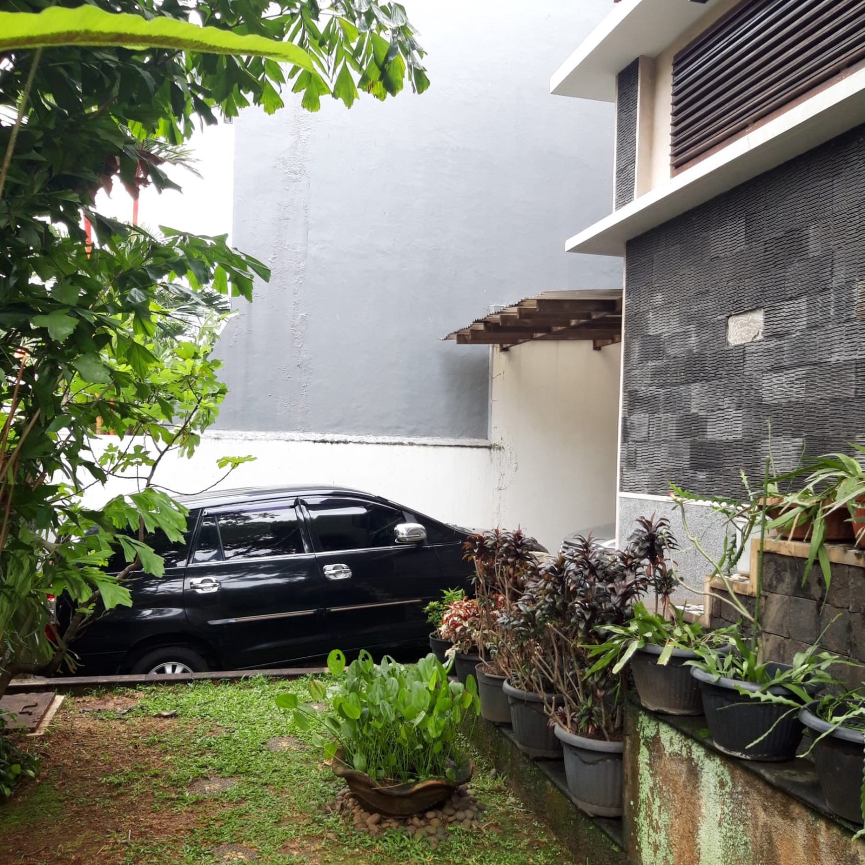 Rumah bagus terawat , 2 lantai , siap huni, lokasi strategis di Kebagusan - Pasar Minggu. Dekat dengan RSUD Pasar minggu , pintu toll ragunan , dalam cluster , jalanan besar cukup 2 mobil , bebas banj