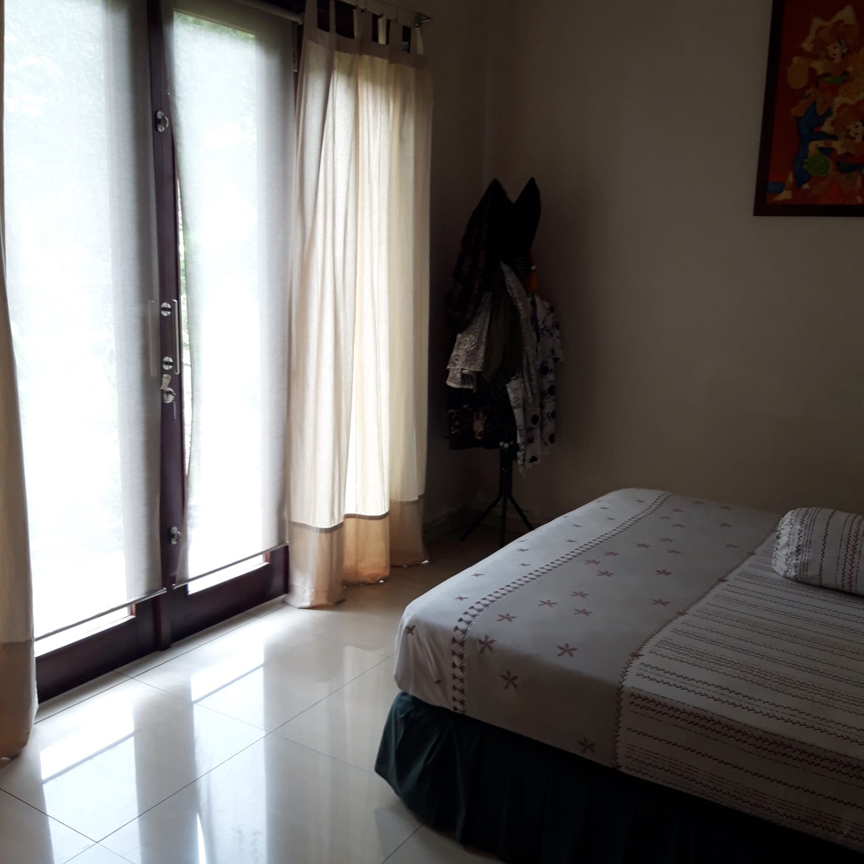 Rumah bagus terawat , 2 lantai , siap huni, lokasi strategis di Kebagusan - Pasar Minggu. Dekat dengan RSUD Pasar minggu , pintu toll ragunan , dalam cluster , jalanan besar cukup 2 mobil , bebas banj