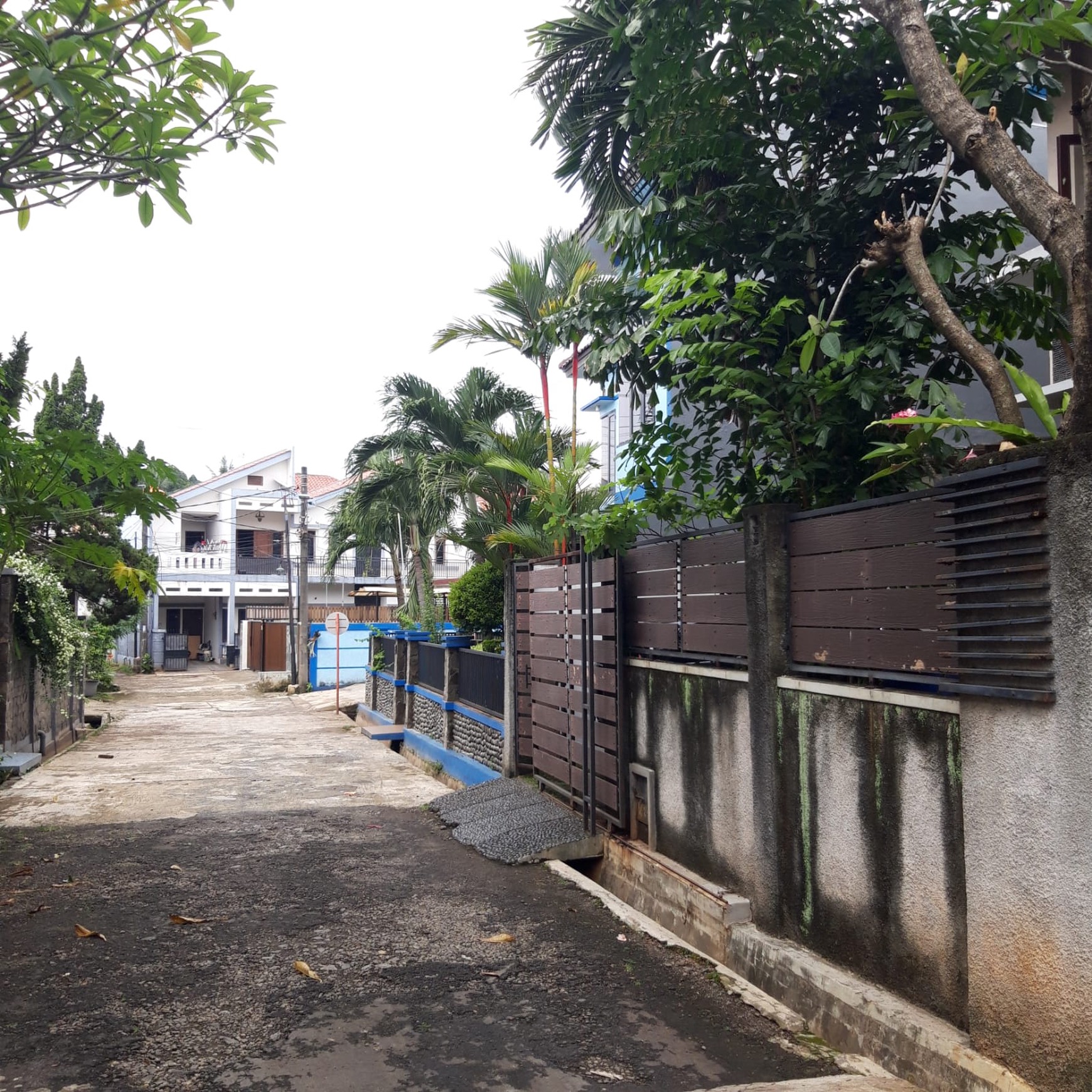 Rumah bagus terawat , 2 lantai , siap huni, lokasi strategis di Kebagusan - Pasar Minggu. Dekat dengan RSUD Pasar minggu , pintu toll ragunan , dalam cluster , jalanan besar cukup 2 mobil , bebas banj