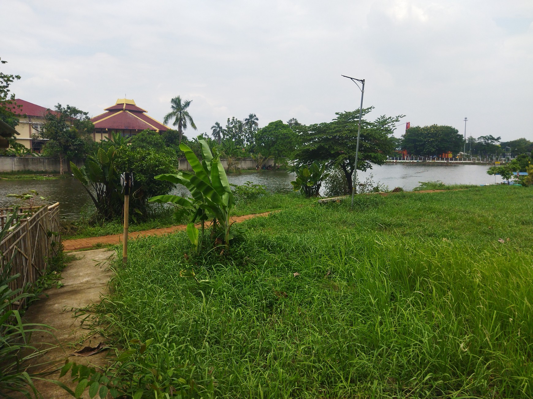Kavling Tepi Danau Untuk Rumah atau Komersil Dekat Shilla Sawangan Depok