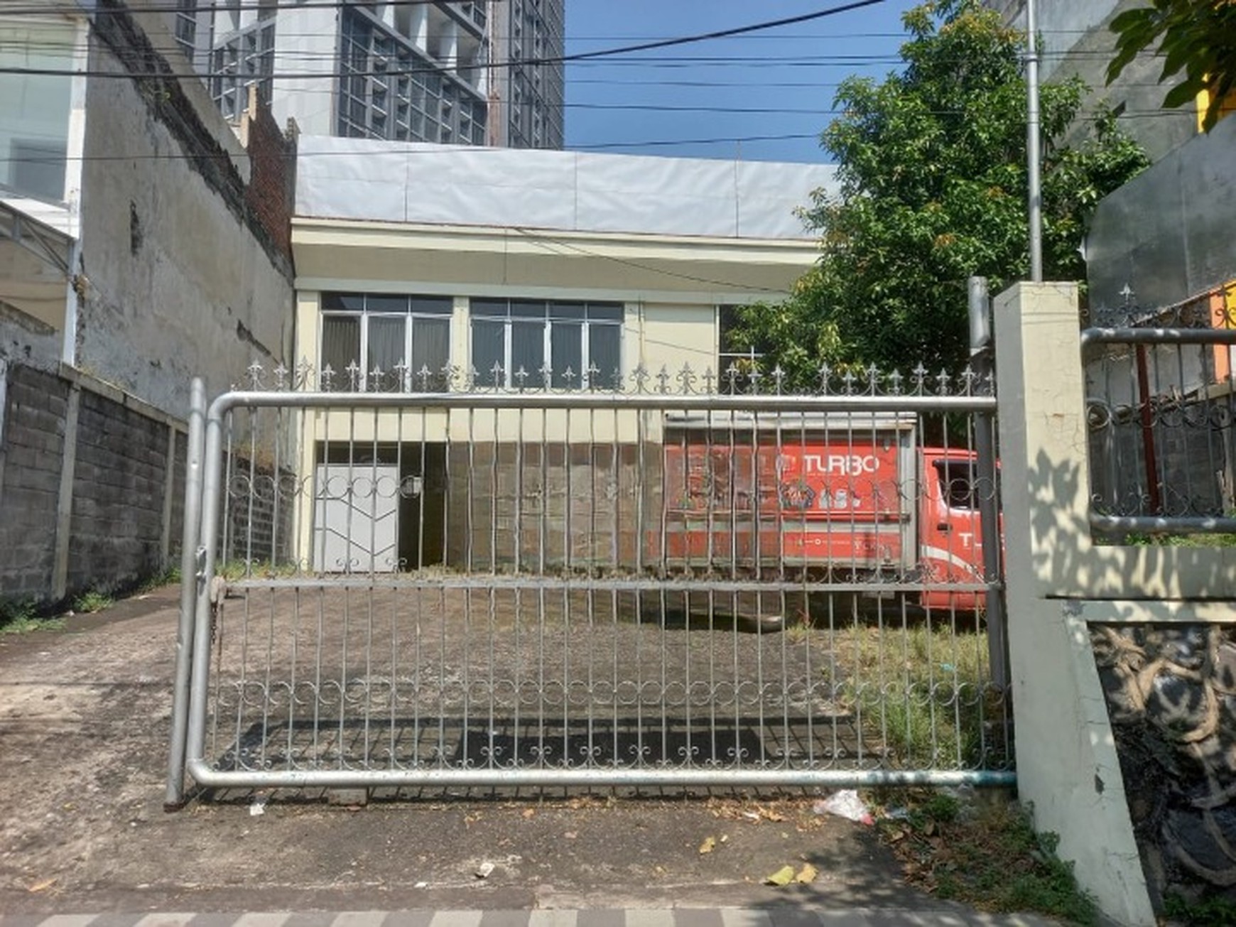 DIJUAL/DISEWAKAN RUMAH USAHA DI AREA KOMERSIAL DAN STRATEGIS JALAN HR.MUHAMMAD