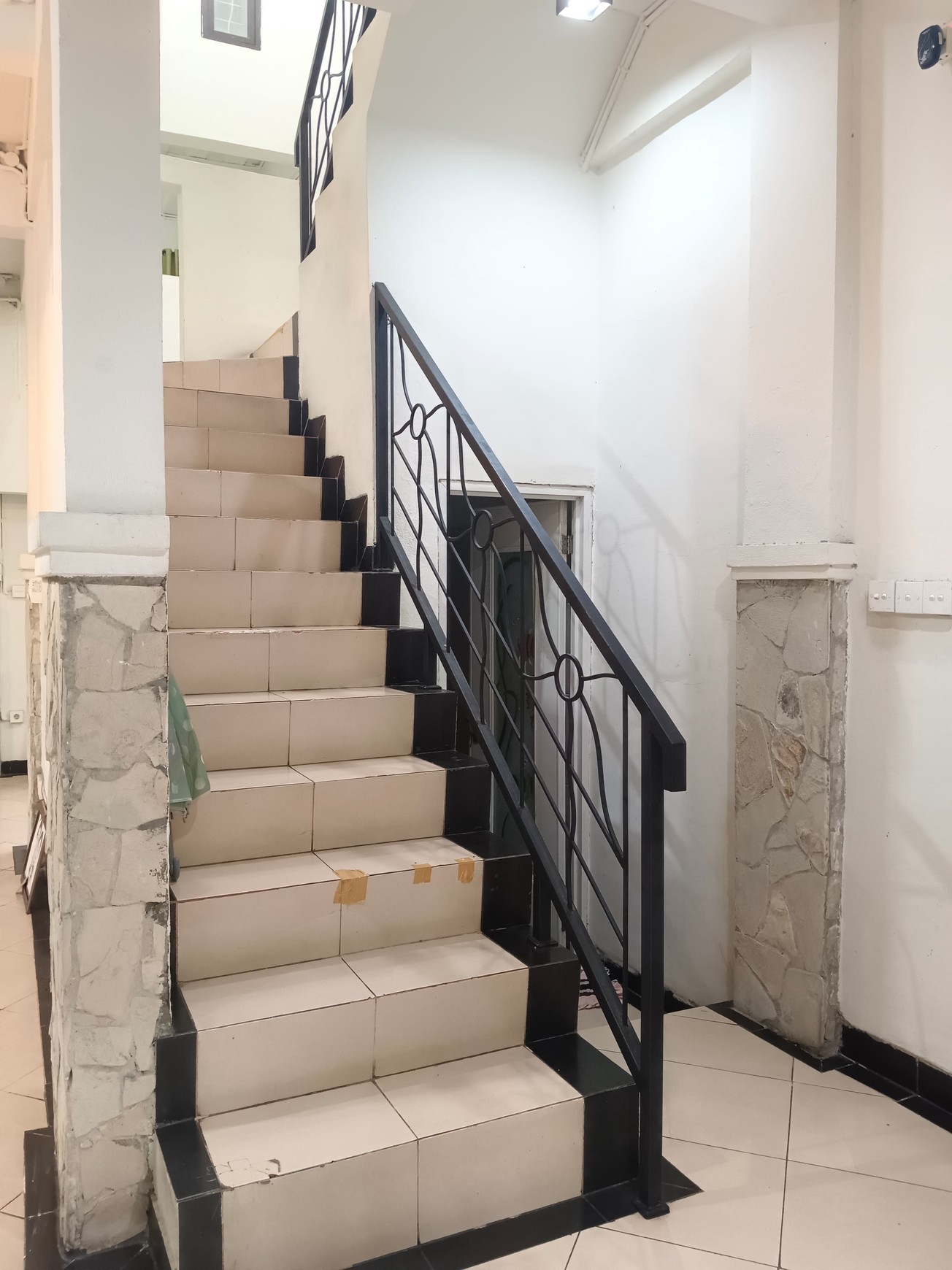 Rumah Bagus 2 Lantai SHM Siap Huni Lokasi Strategis @Ciputat