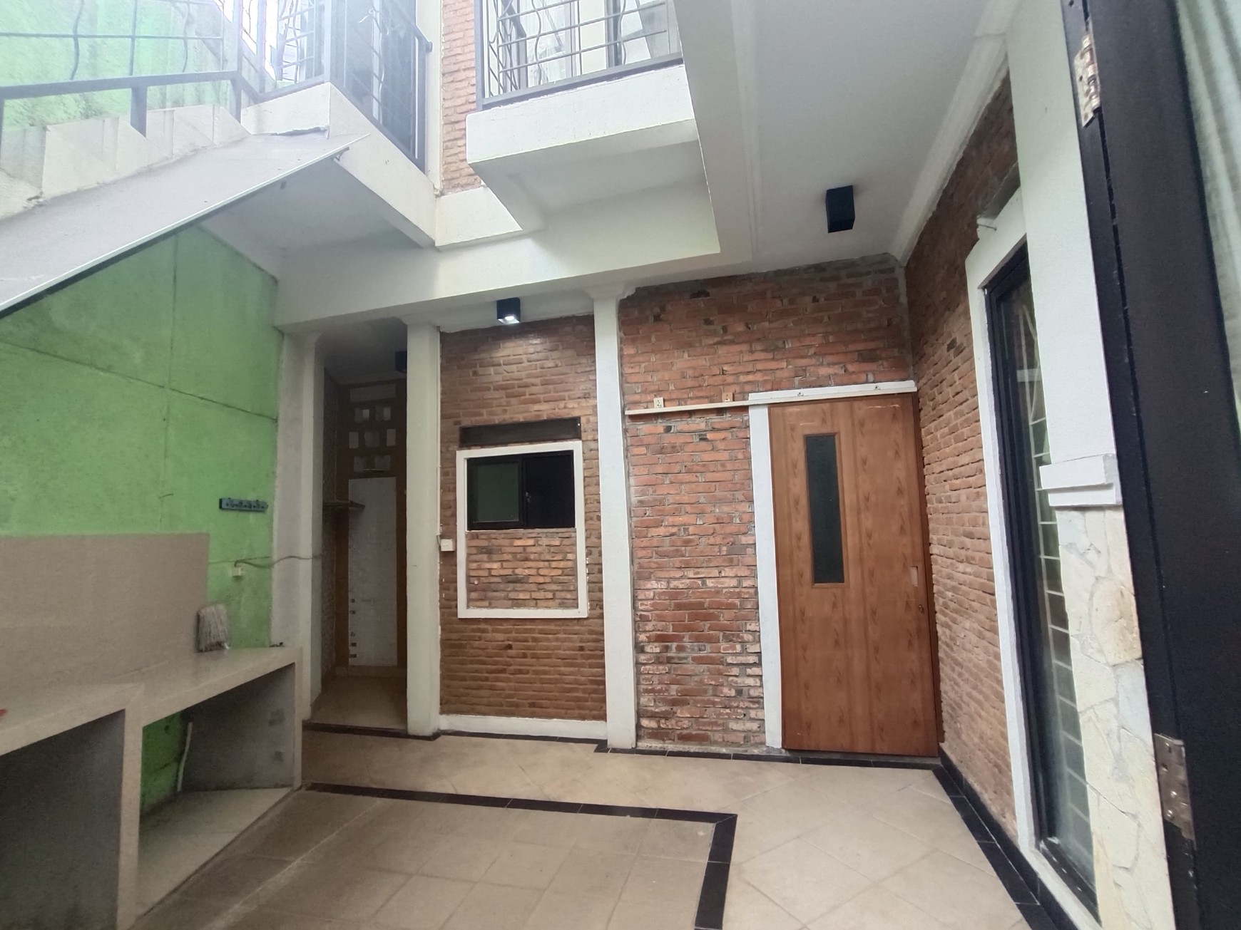 Rumah Bagus 2 Lantai SHM Siap Huni Lokasi Strategis @Ciputat