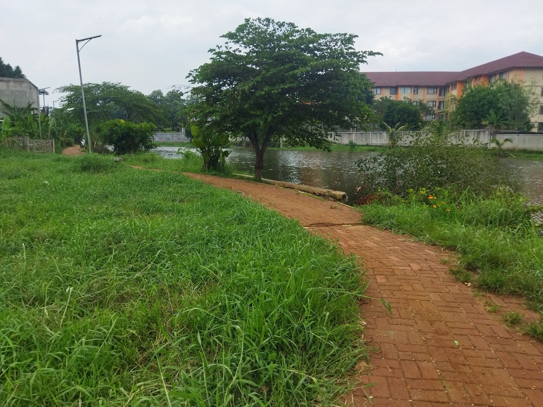 Kavling Tepi Danau Untuk Rumah atau Komersil Dekat Shilla Sawangan Depok.