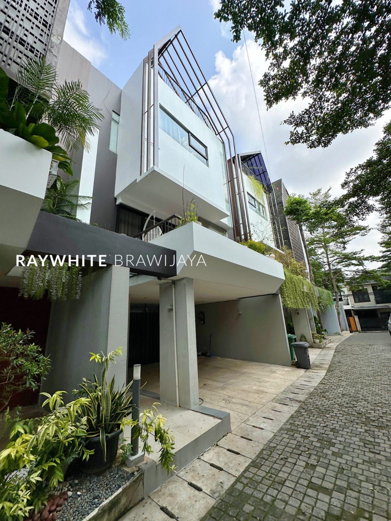 Townhouse dalam Cluster Lingkungan Tenang Area Bangka Kemang