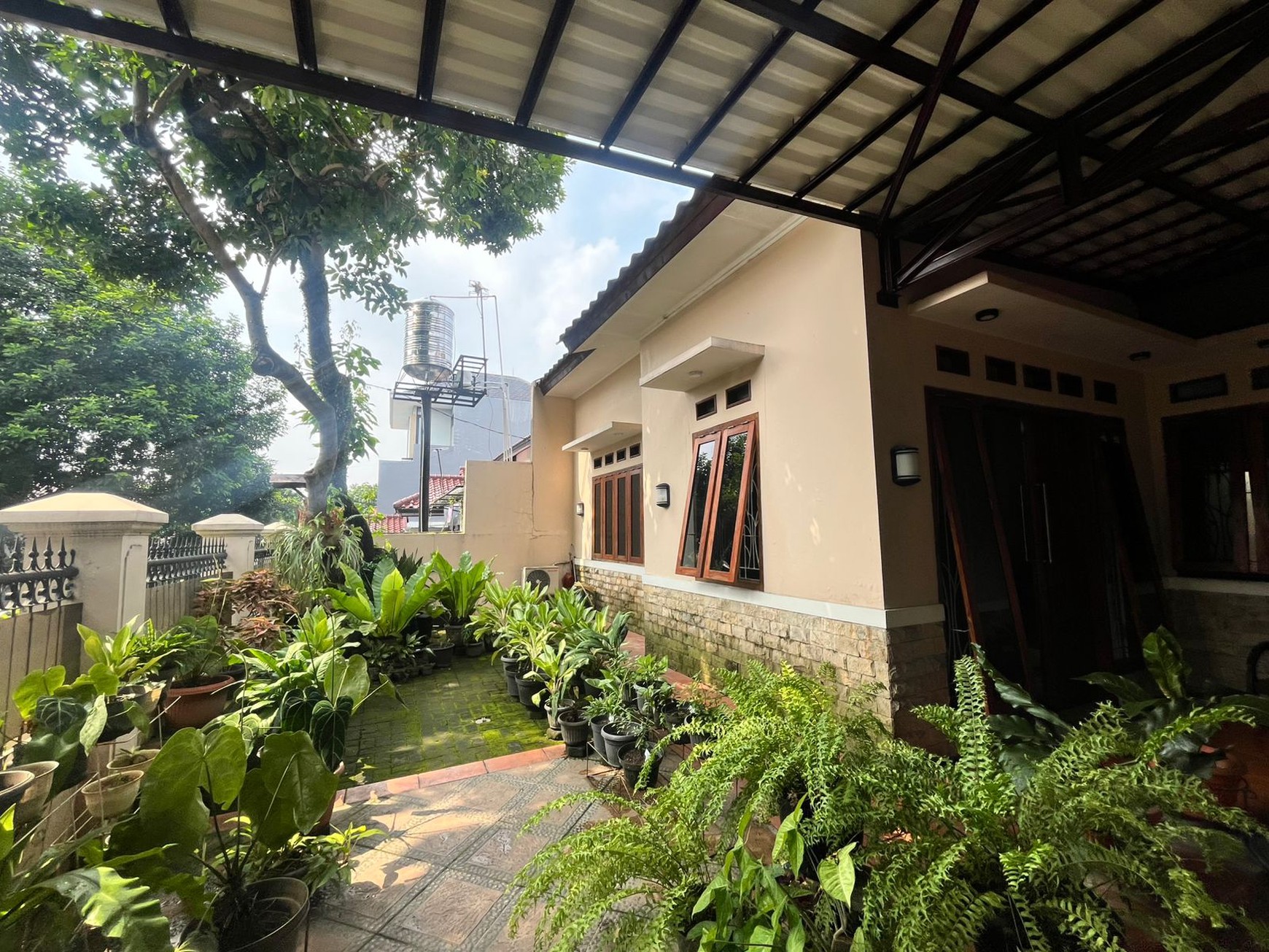 Rumah nyaman dan asri di Jagakarsa