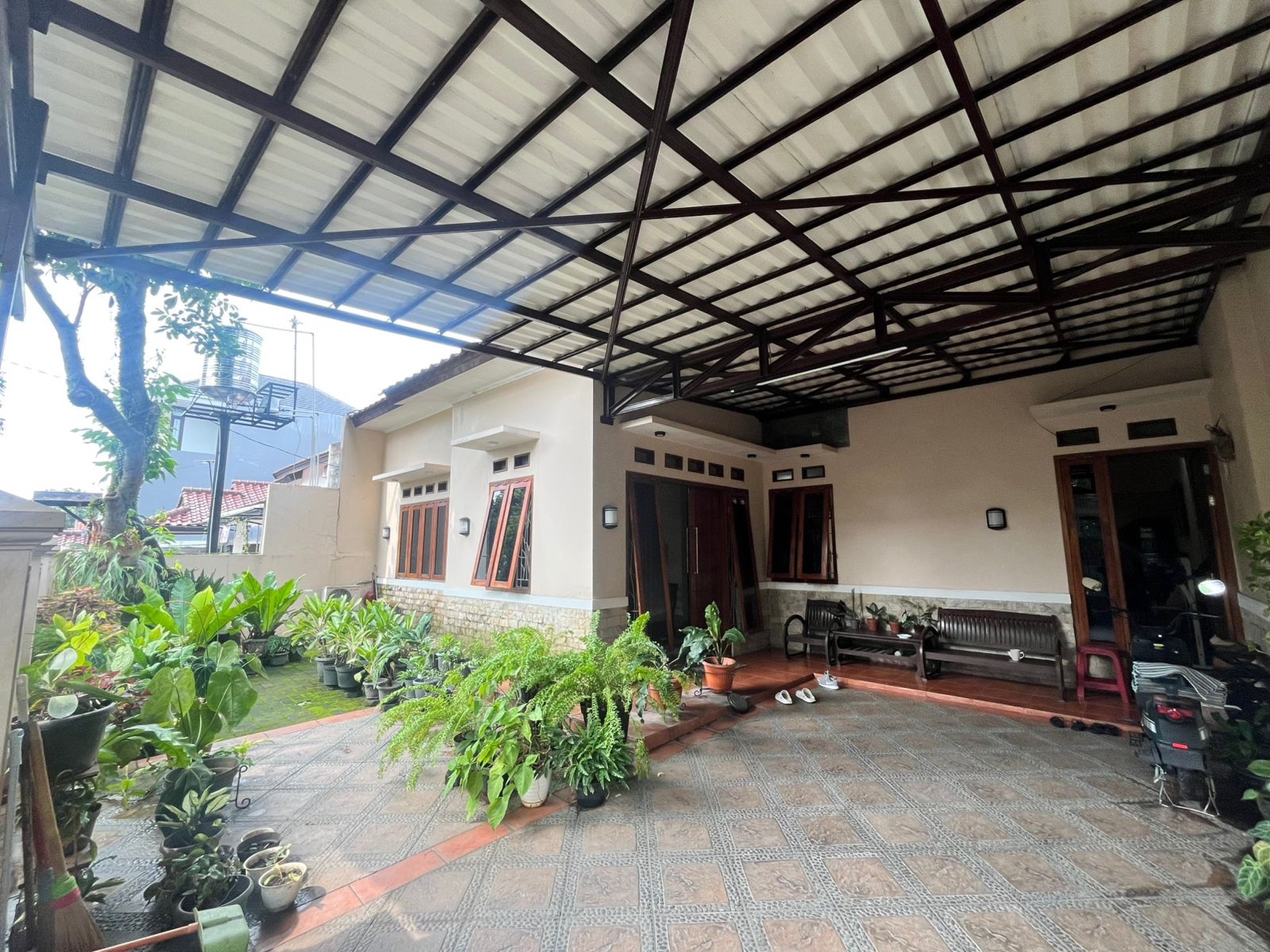 Rumah nyaman dan asri di Jagakarsa