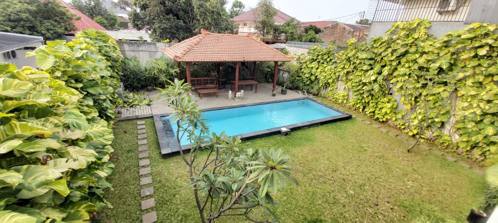 Disewakan Rumah Luas & Asri di Kawasan Strategis