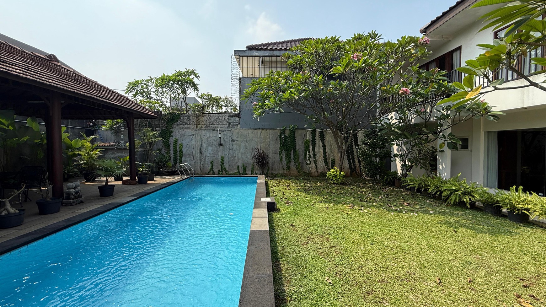 Disewakan Rumah Luas & Asri di Kawasan Strategis