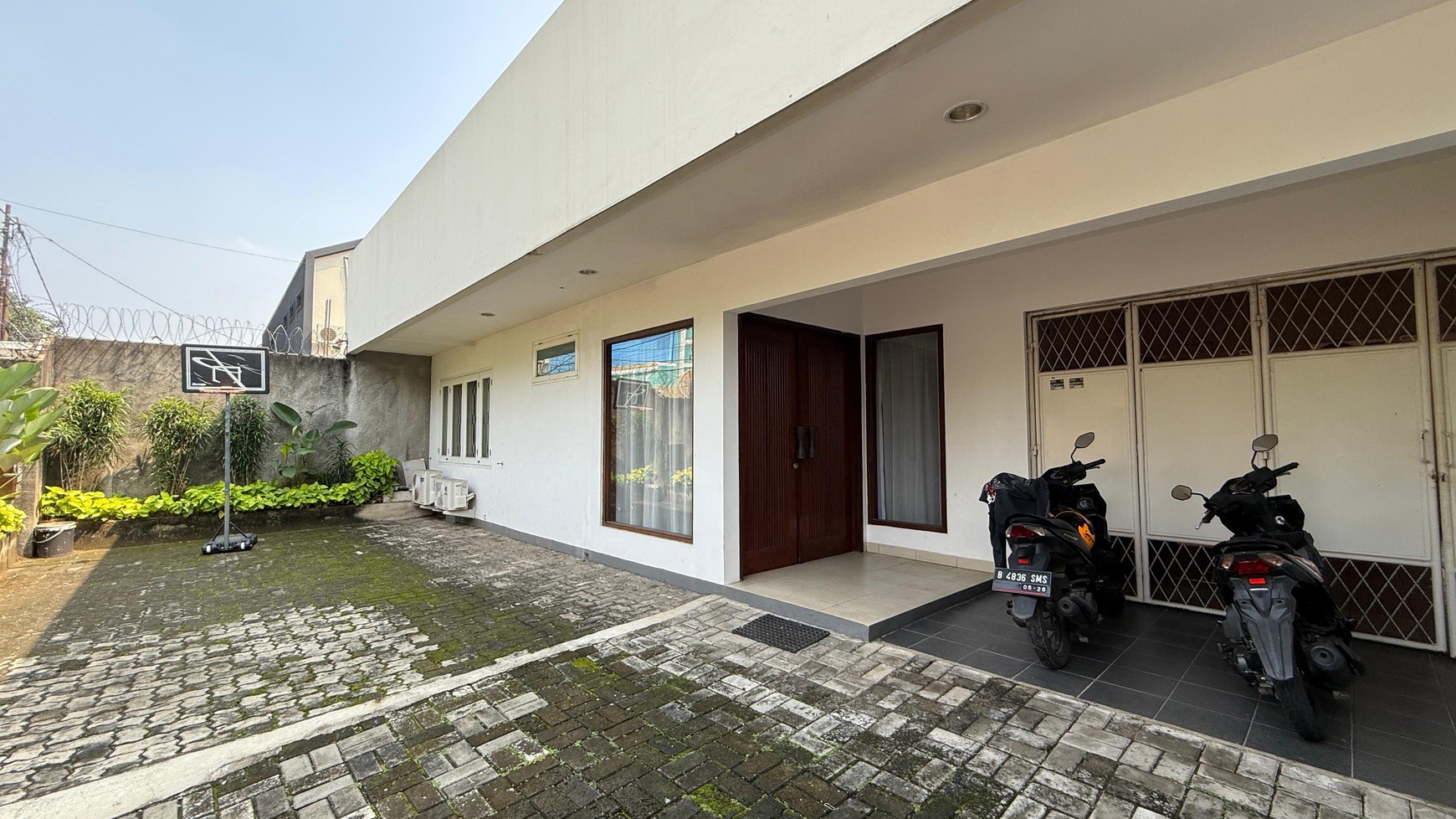 Disewakan Rumah Luas & Asri di Kawasan Strategis
