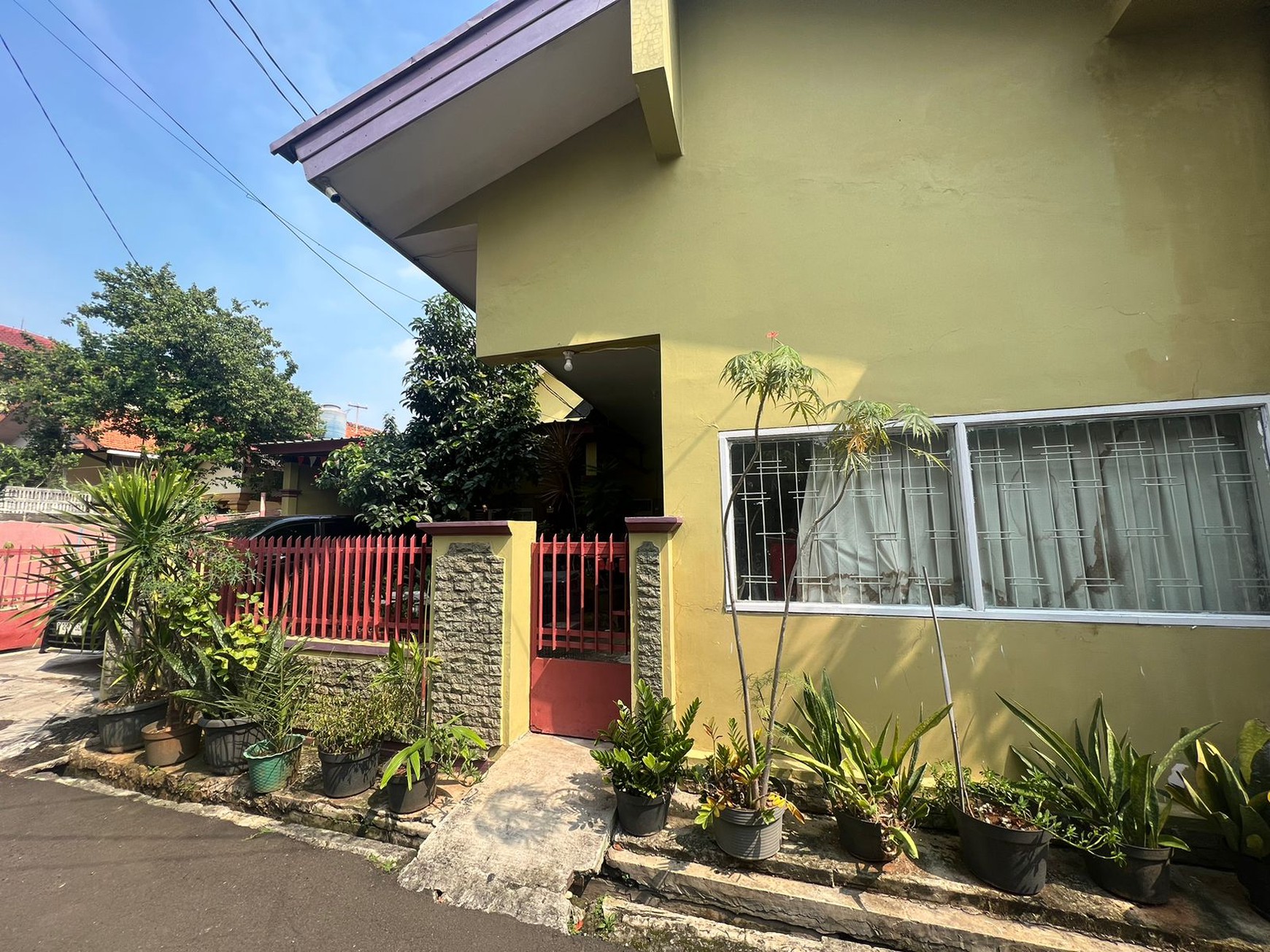 Dijual Rumah Dengan Lahan Luas di Radio Dalam