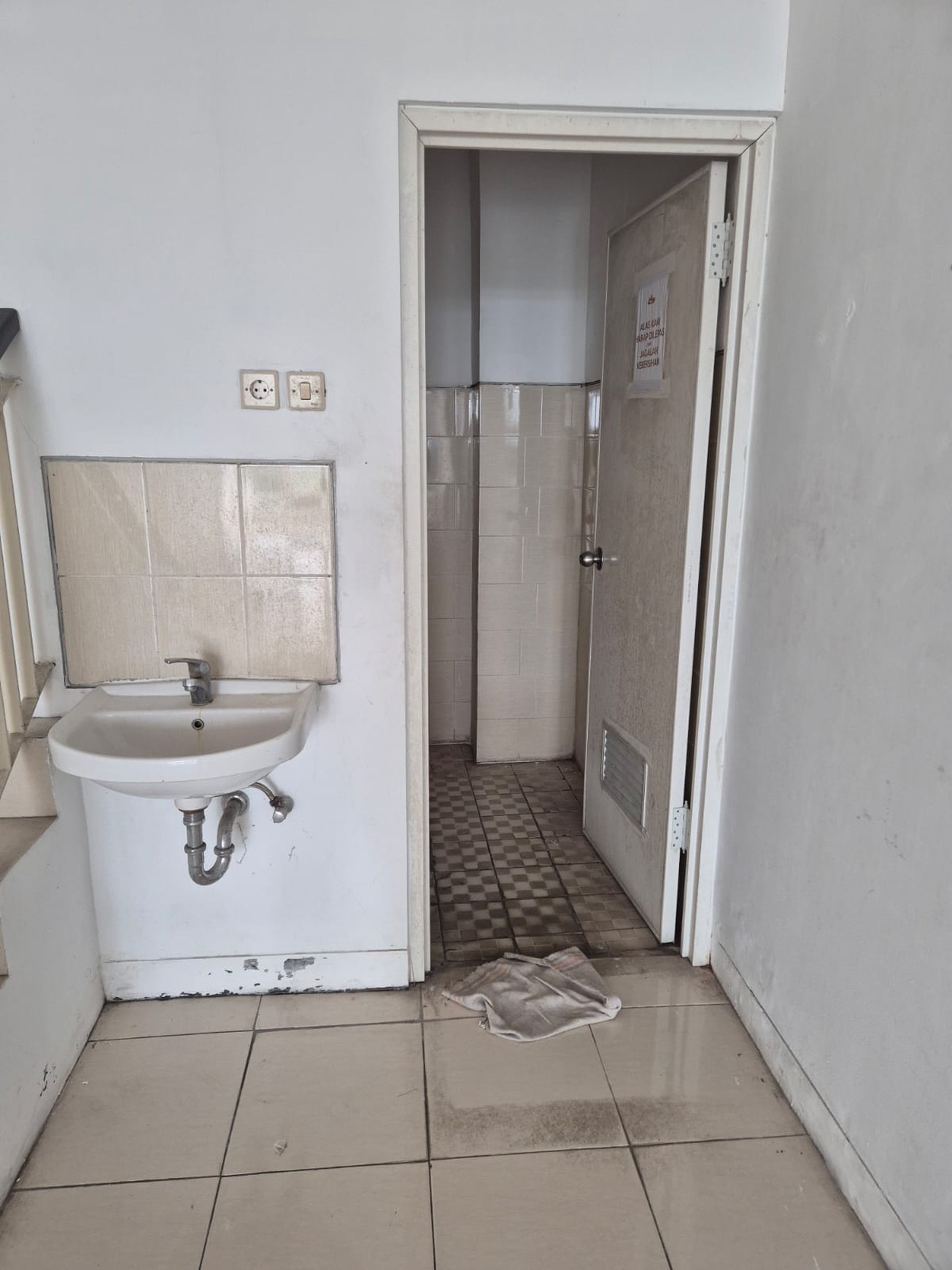 Disewakan Ruko SIAP PAKAI ESTE SQUARE 4 lantai, Merr, Surabaya Timur