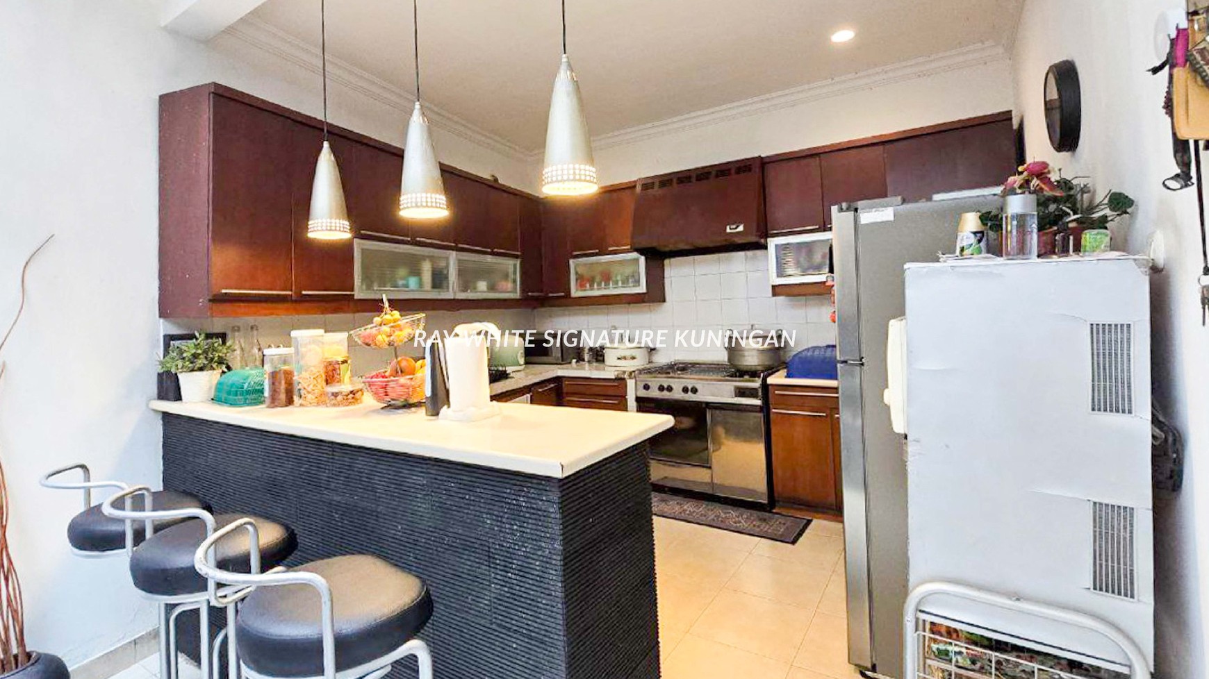 Dijual Rumah Siap Huni Posisi Hook di Jl Pacuan Kuda Raya Pulomas