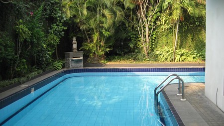Disewakan Rumah Elegan dengan Swimming Pool & Kapasitas Garasi Besar