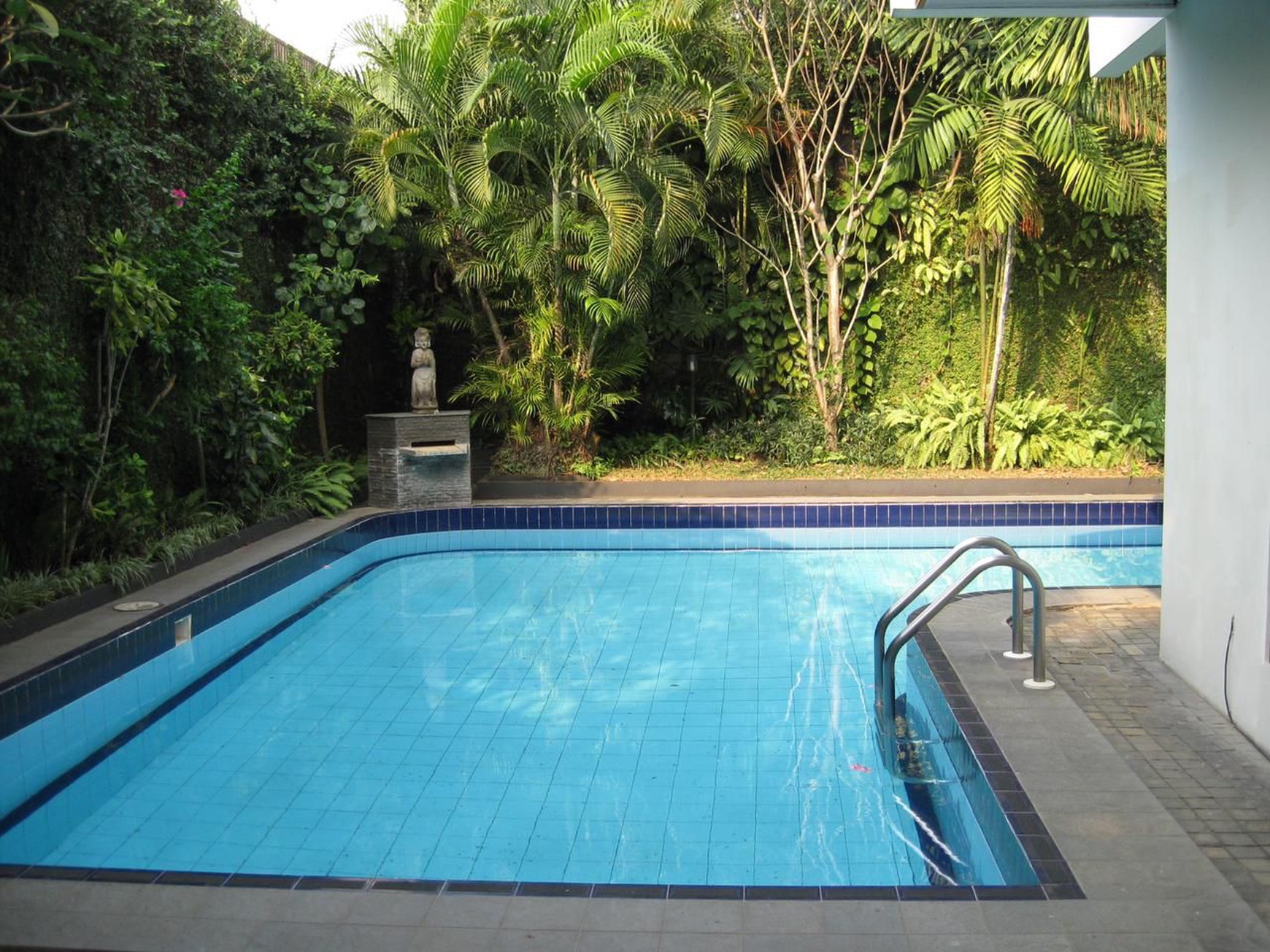 Disewakan Rumah Elegan dengan Swimming Pool & Kapasitas Garasi Besar