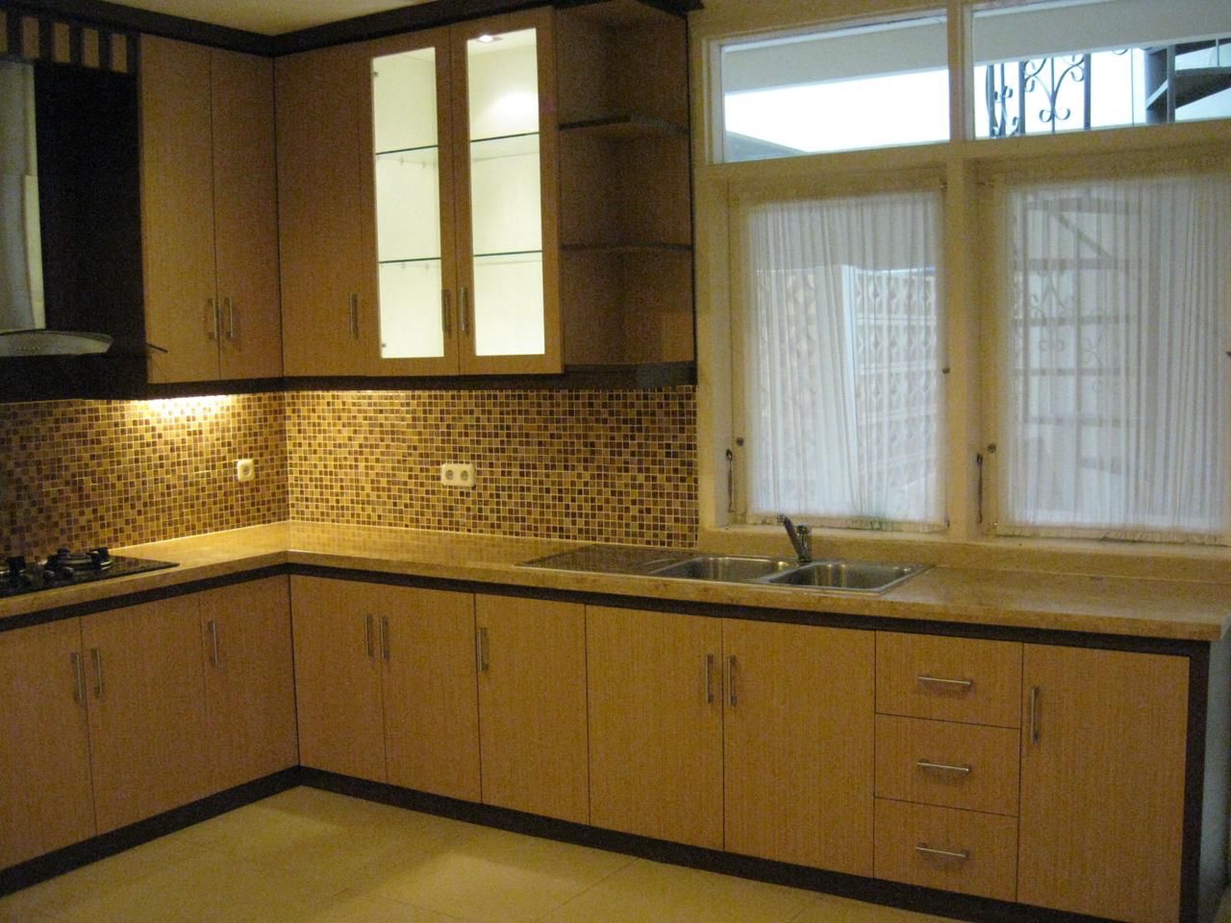 Disewakan Rumah Elegan dengan Swimming Pool & Kapasitas Garasi Besar