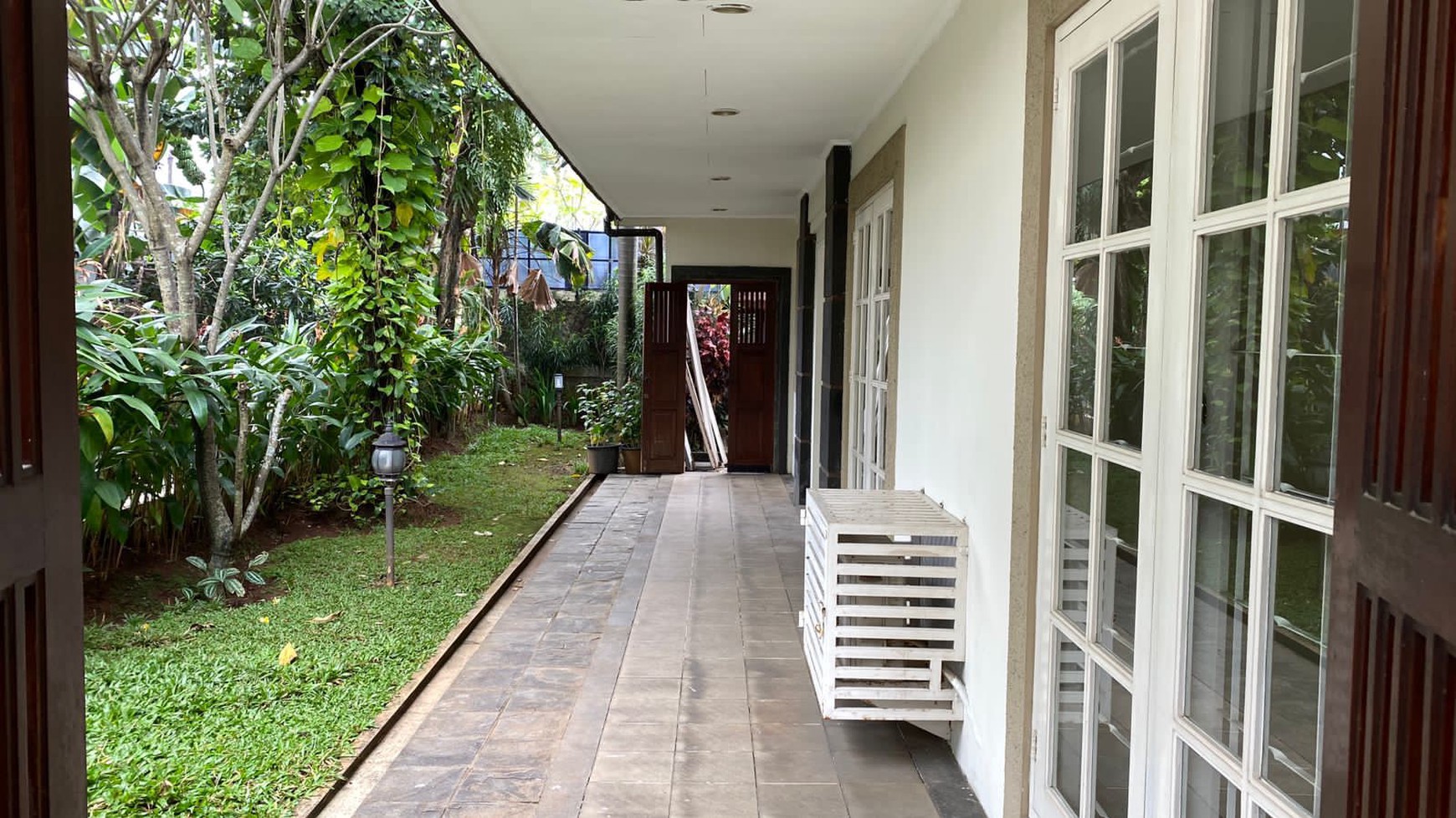 Disewakan Rumah Elegan dengan Swimming Pool & Kapasitas Garasi Besar