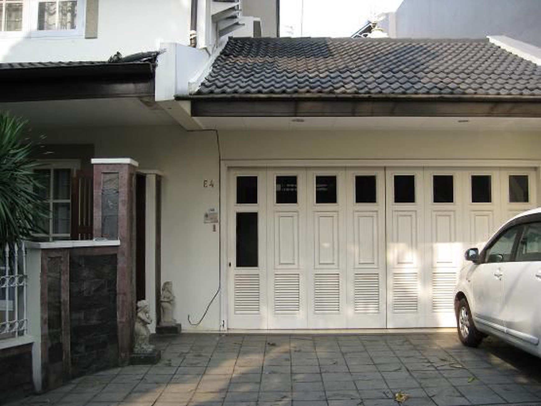 Disewakan Rumah Elegan dengan Swimming Pool & Kapasitas Garasi Besar