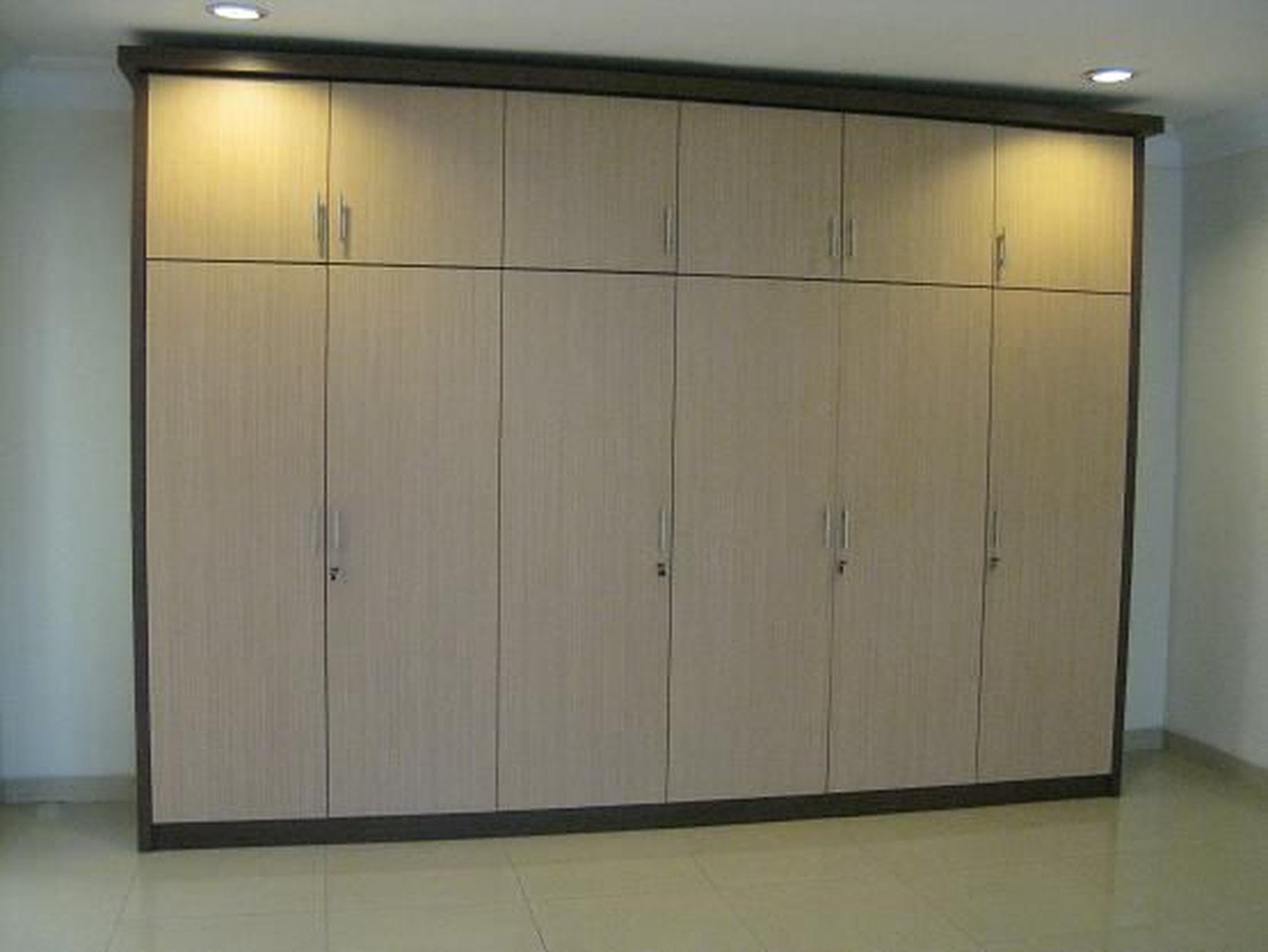 Disewakan Rumah Elegan dengan Swimming Pool & Kapasitas Garasi Besar